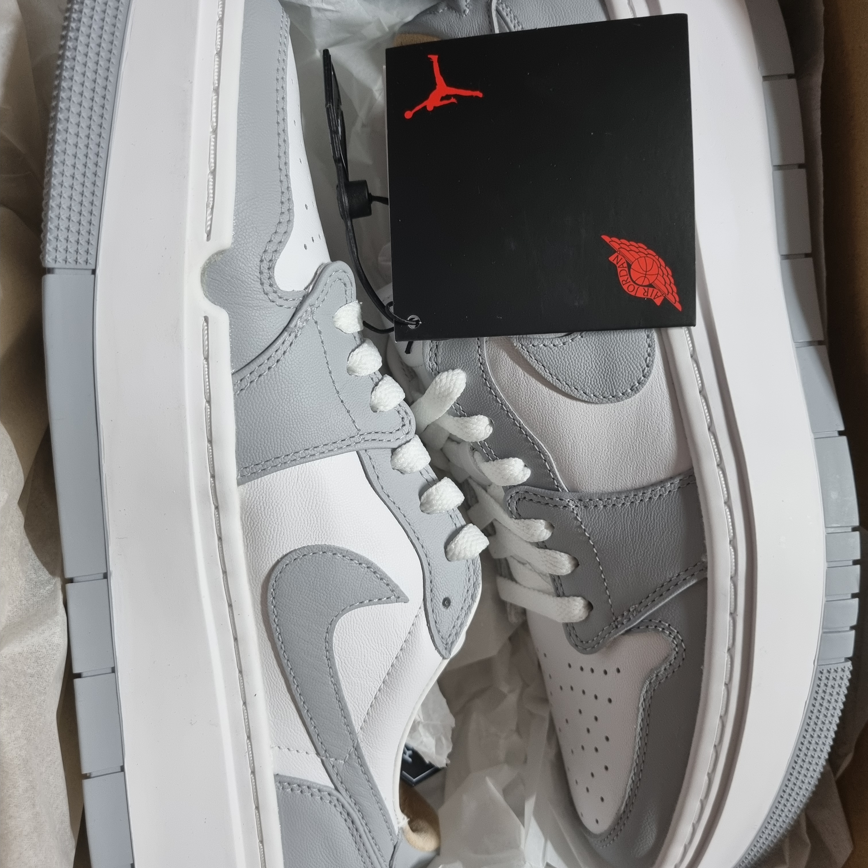 (W) Jordan 1 Elevate Low White and Wolf Grey 착용 스타일 - 1