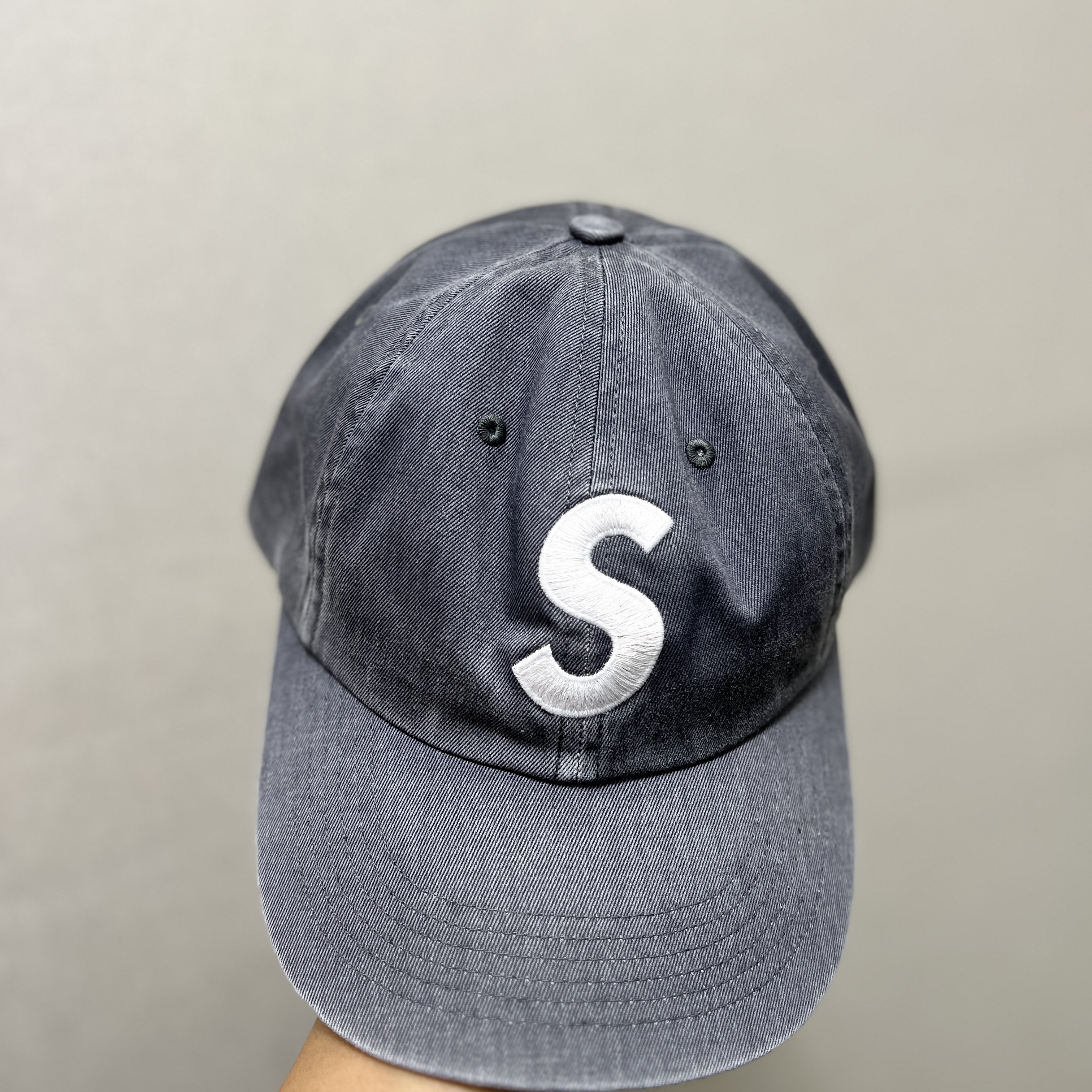 Supreme Pigment Print S Logo 6-Panel Grey - 22FW, Supreme Pigment Print S Logo 6-Panel Black - 22FW 착용 스타일 - 2