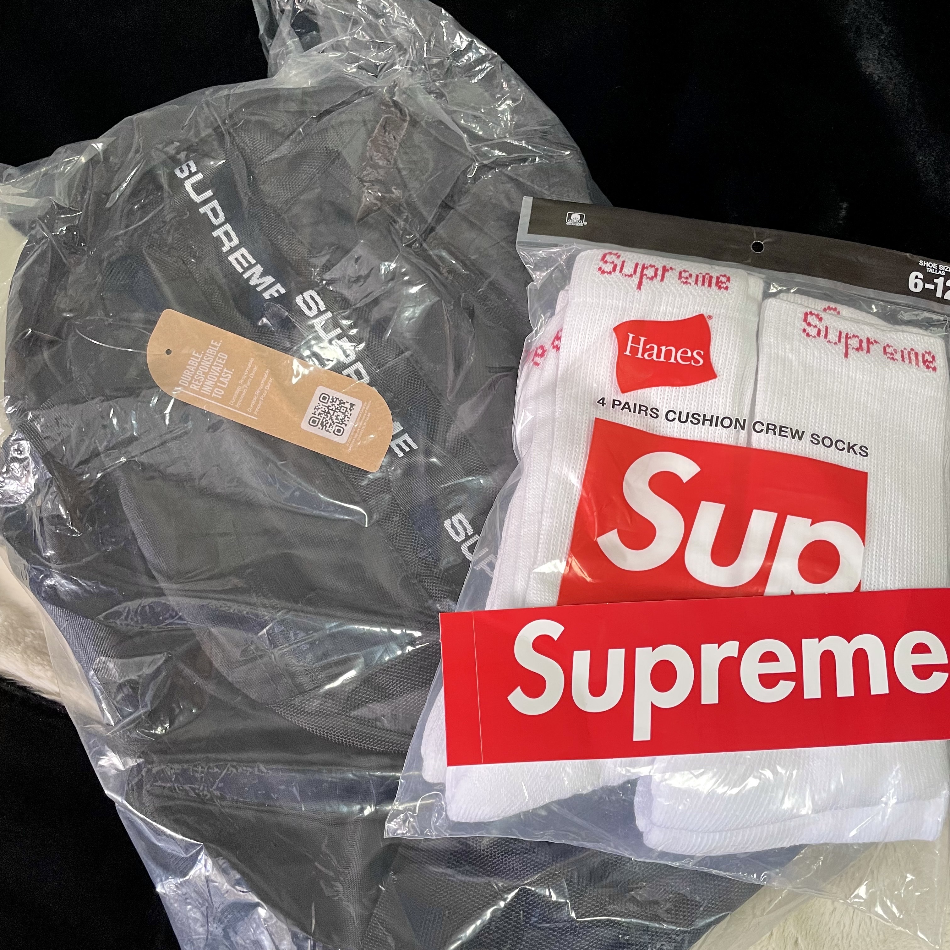 Supreme Backpack Black - 22FW, Supreme Hanes Crew Socks White (4 Pack) 착용 스타일
