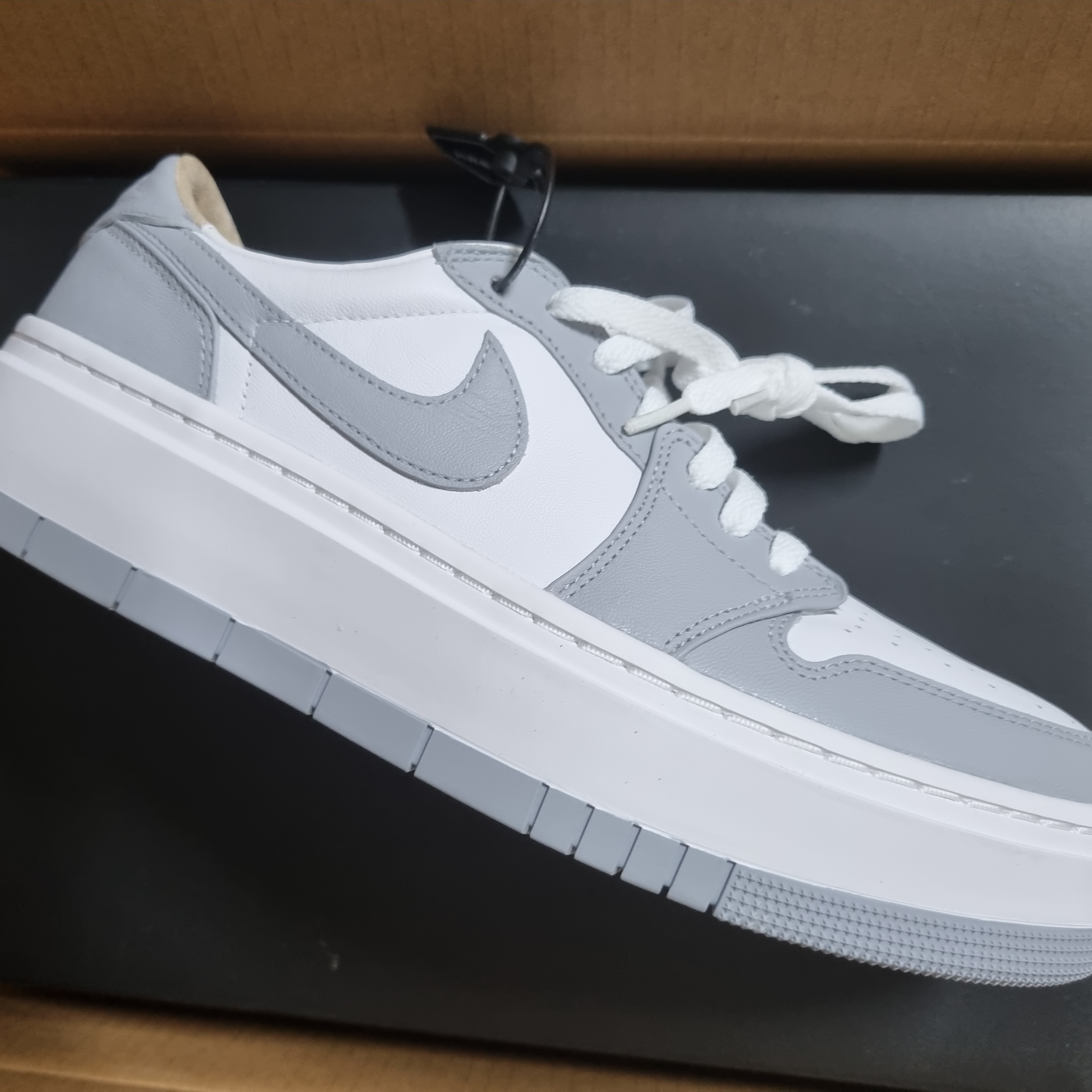 (W) Jordan 1 Elevate Low White and Wolf Grey 착용 스타일 - 2
