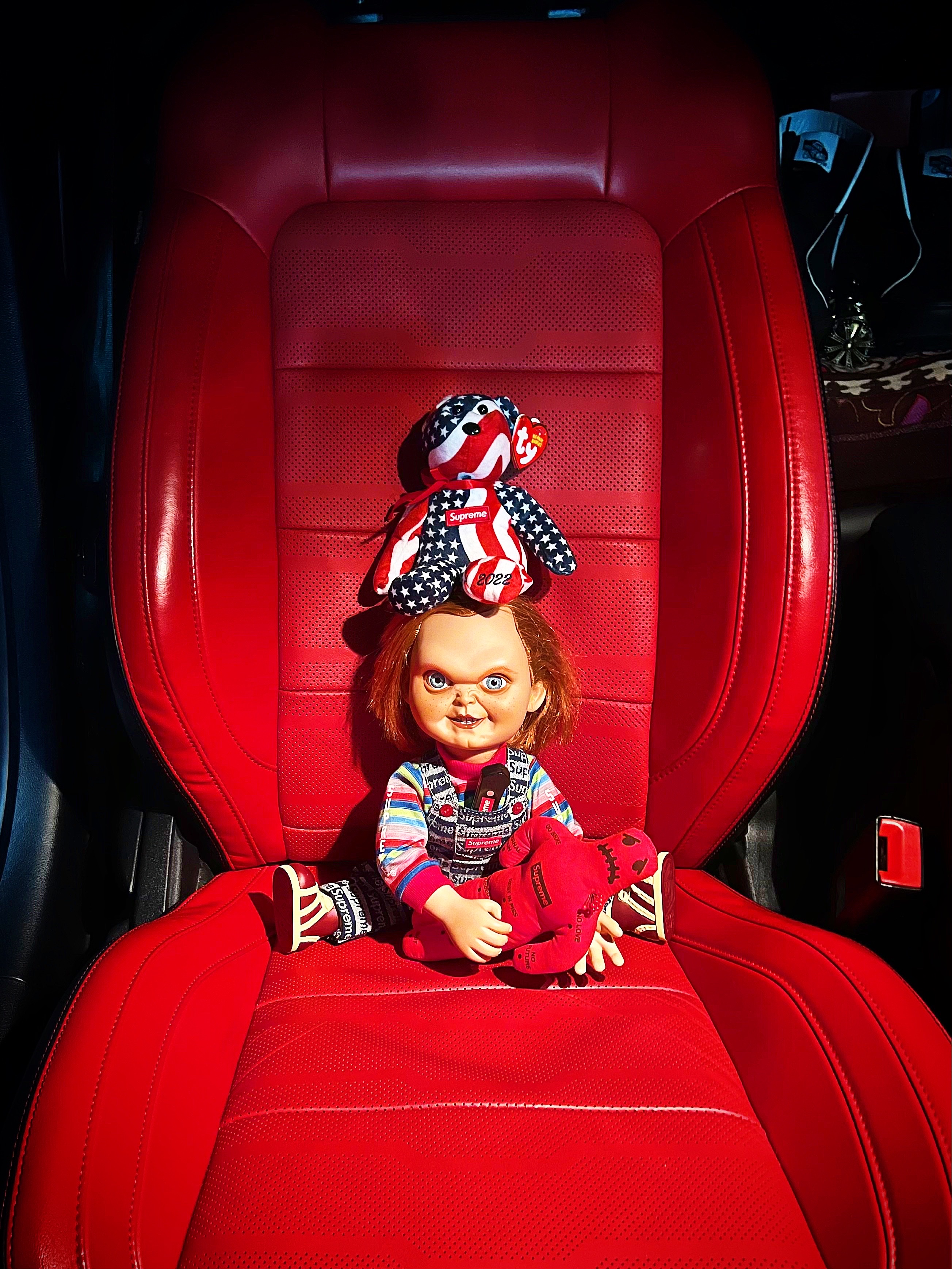 Supreme Ty Beanie Baby Flag - 22FW, Supreme Chucky Doll - 20FW 착용 스타일 - 2