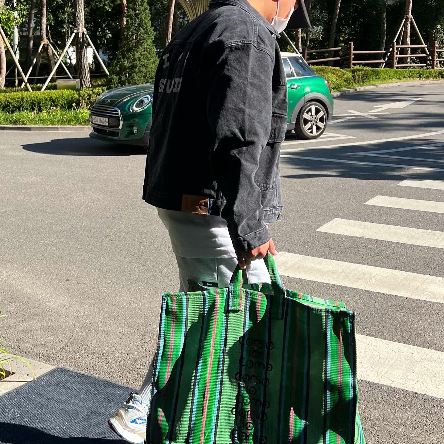 IAB Studio x Lee Denim Jacket Black, Balenciaga Runner Sneakers Blue White 착용 스타일 - 3