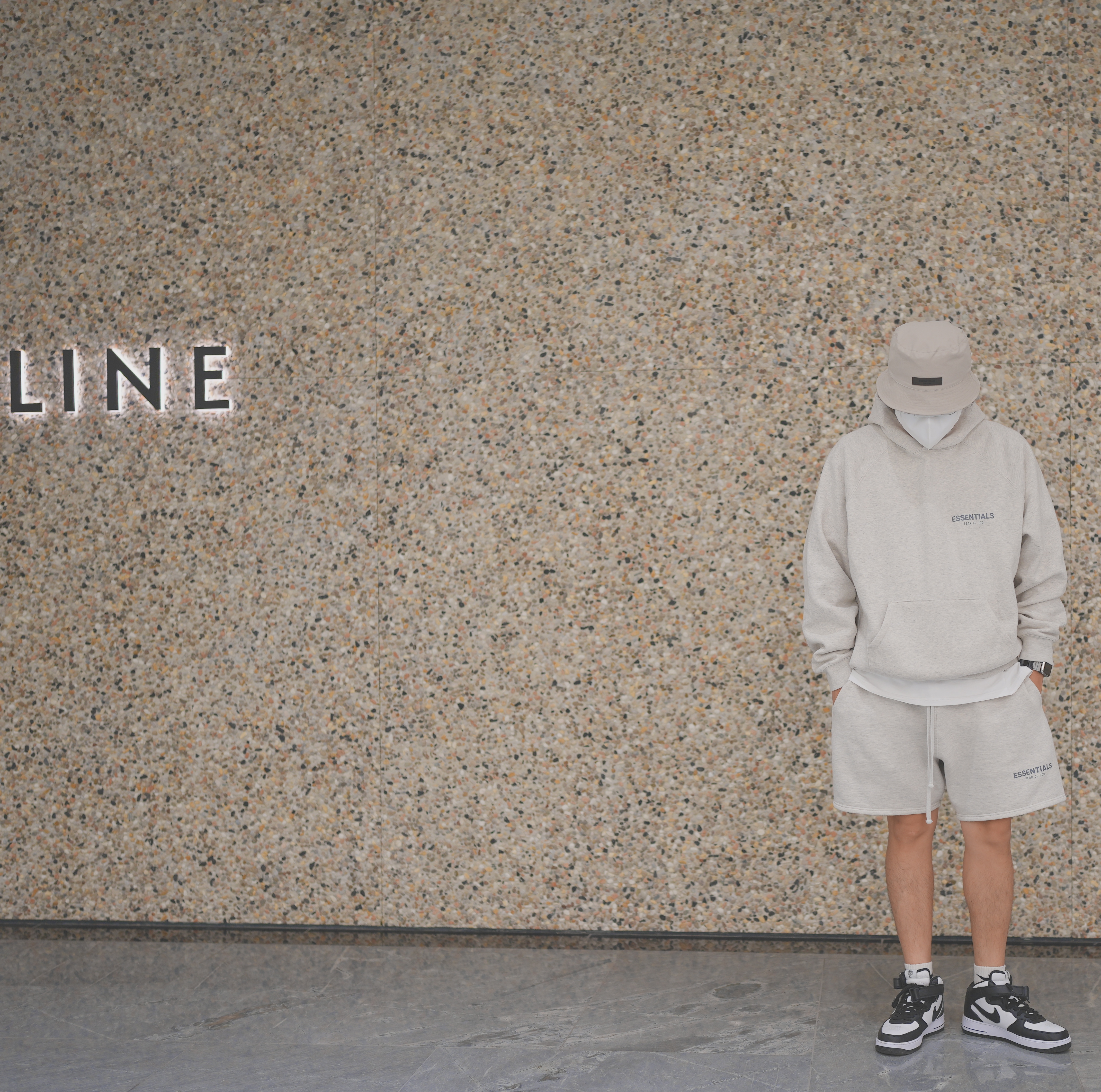 Essentials Bucket Hat Smoke - 22FW, Essentials The Core Collection Hoodie Light Oatmeal 착용 스타일 - 1