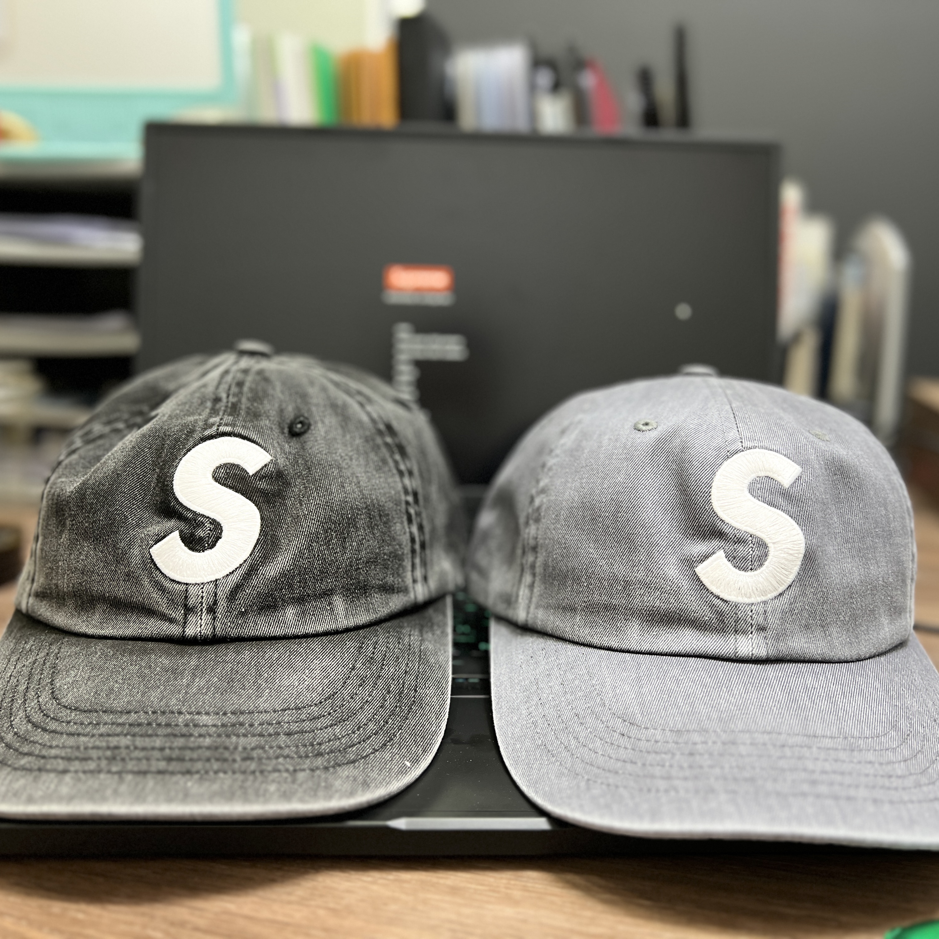 Supreme Pigment Print S Logo 6-Panel Grey - 22FW, Supreme Pigment Print S Logo 6-Panel Black - 22FW 착용 스타일 - 1