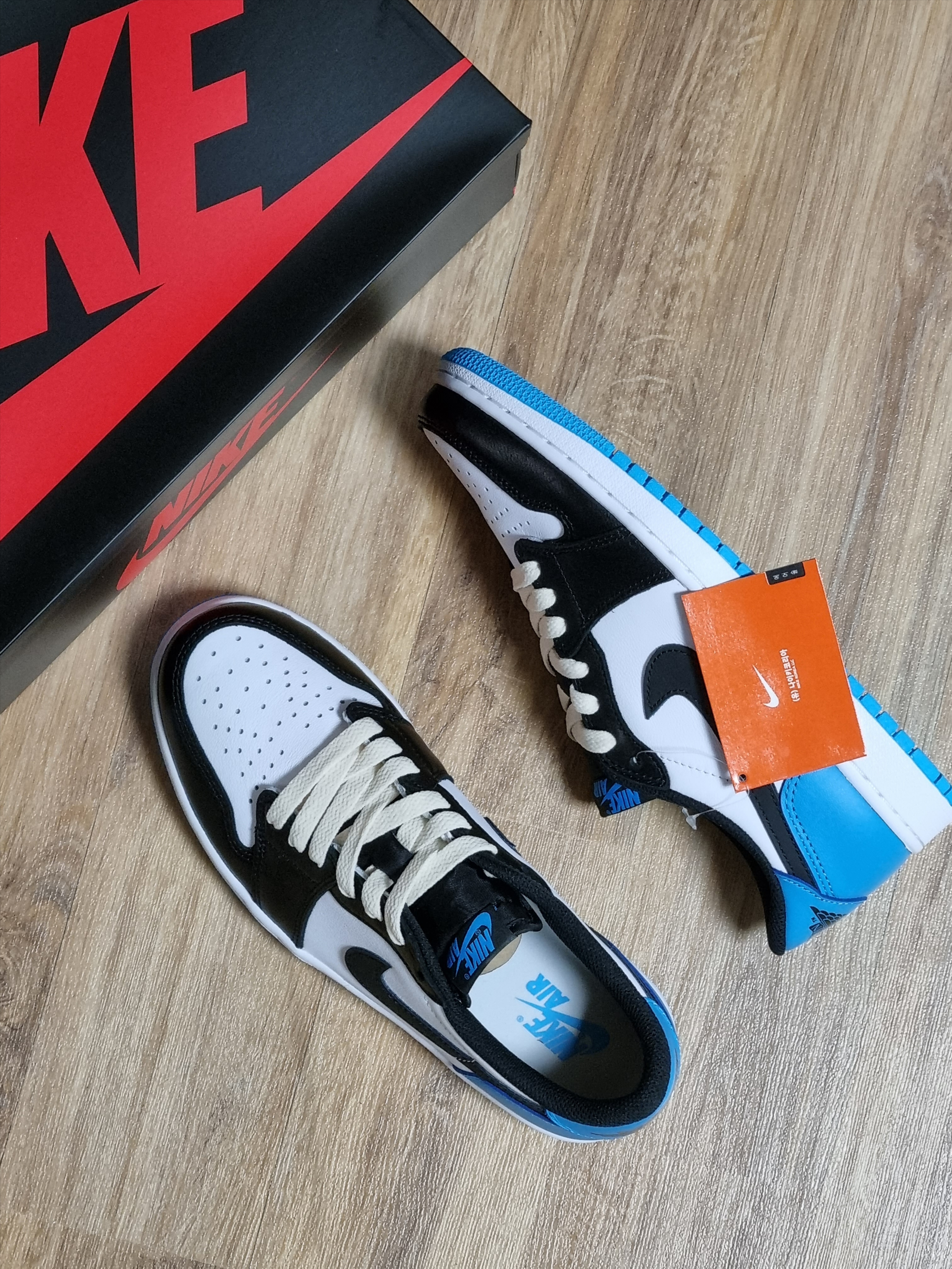 Jordan 1 Retro Low OG Black and Dark Powder Blue 착용 스타일