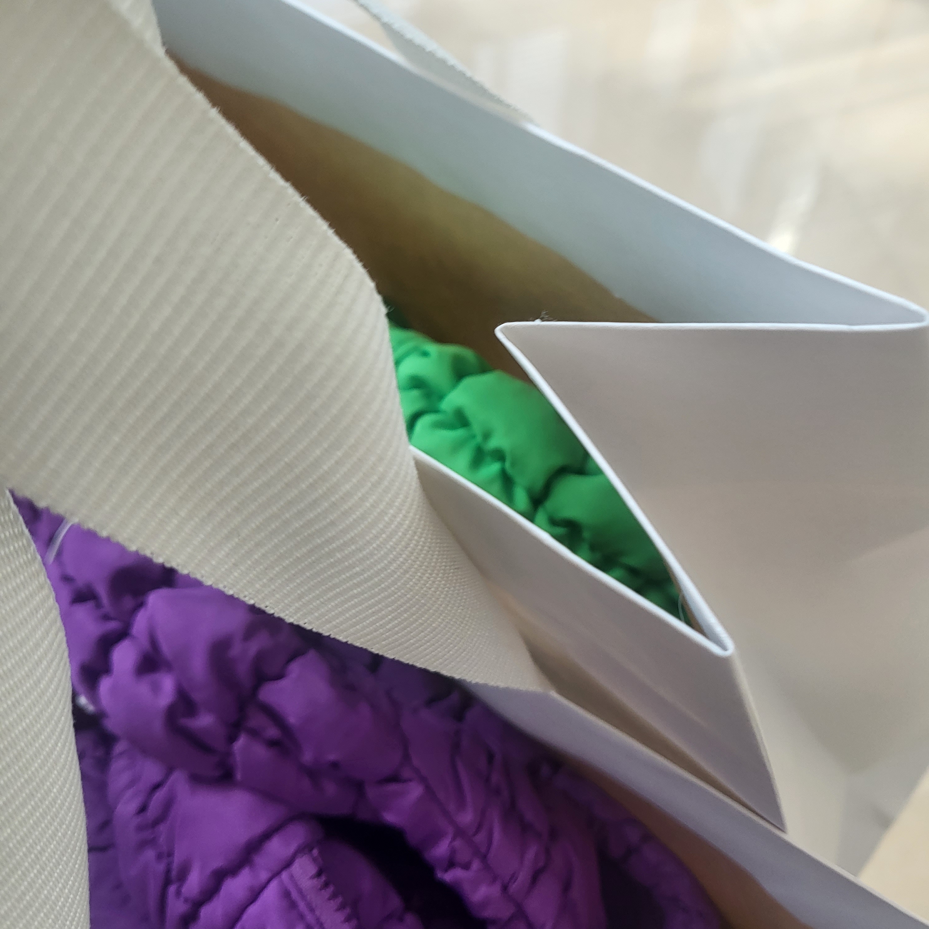 COS Quilted Mini Bag Bright Green, COS Quilted Oversized Shoulder Bag Purple 착용 스타일