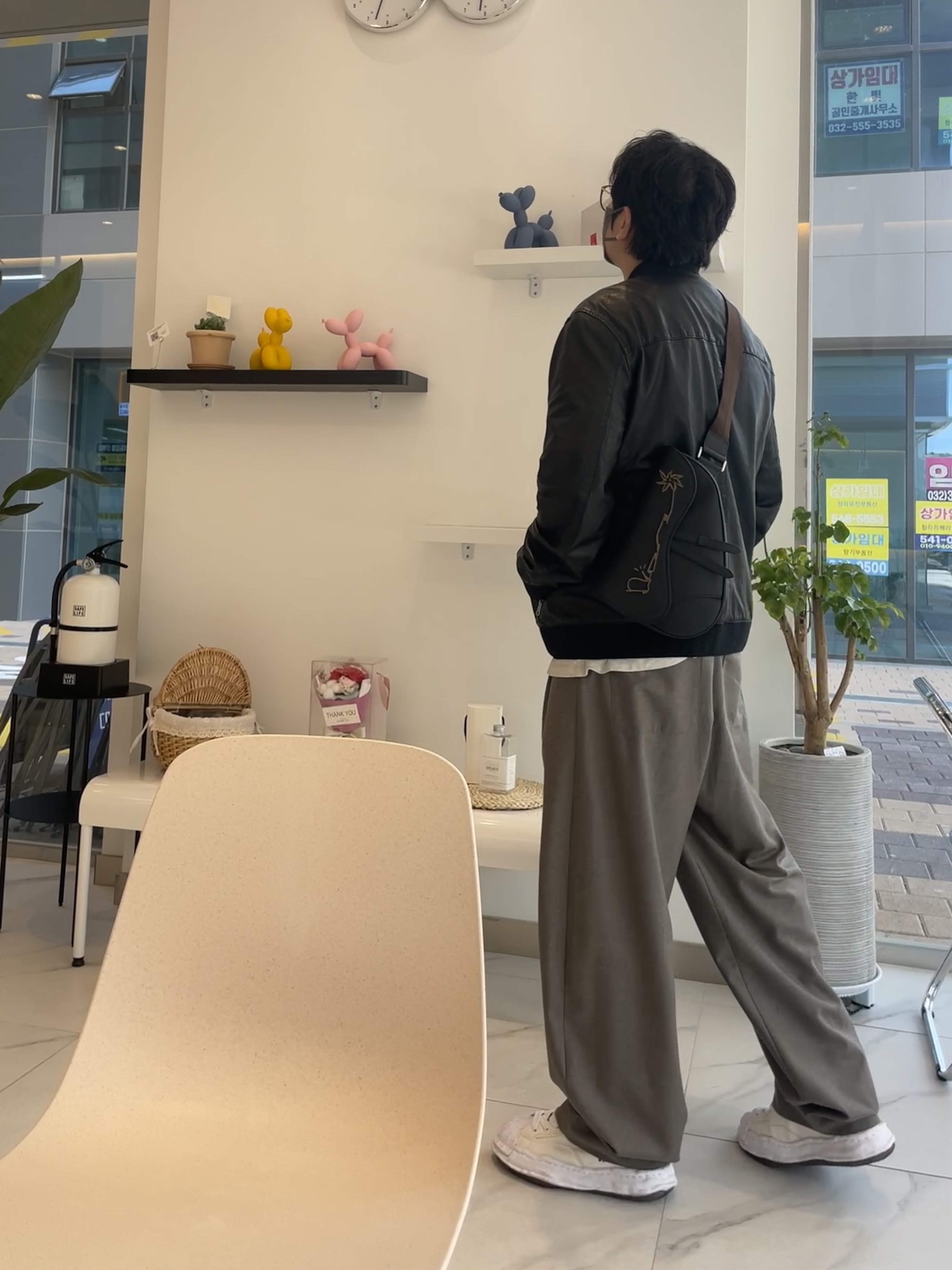 Dior Saddle Bag Grained Calfskin Black, Maison Mihara Yasuhiro Blakey OG Sole Canvas Low-top Sneakers White 착용 스타일 - 2