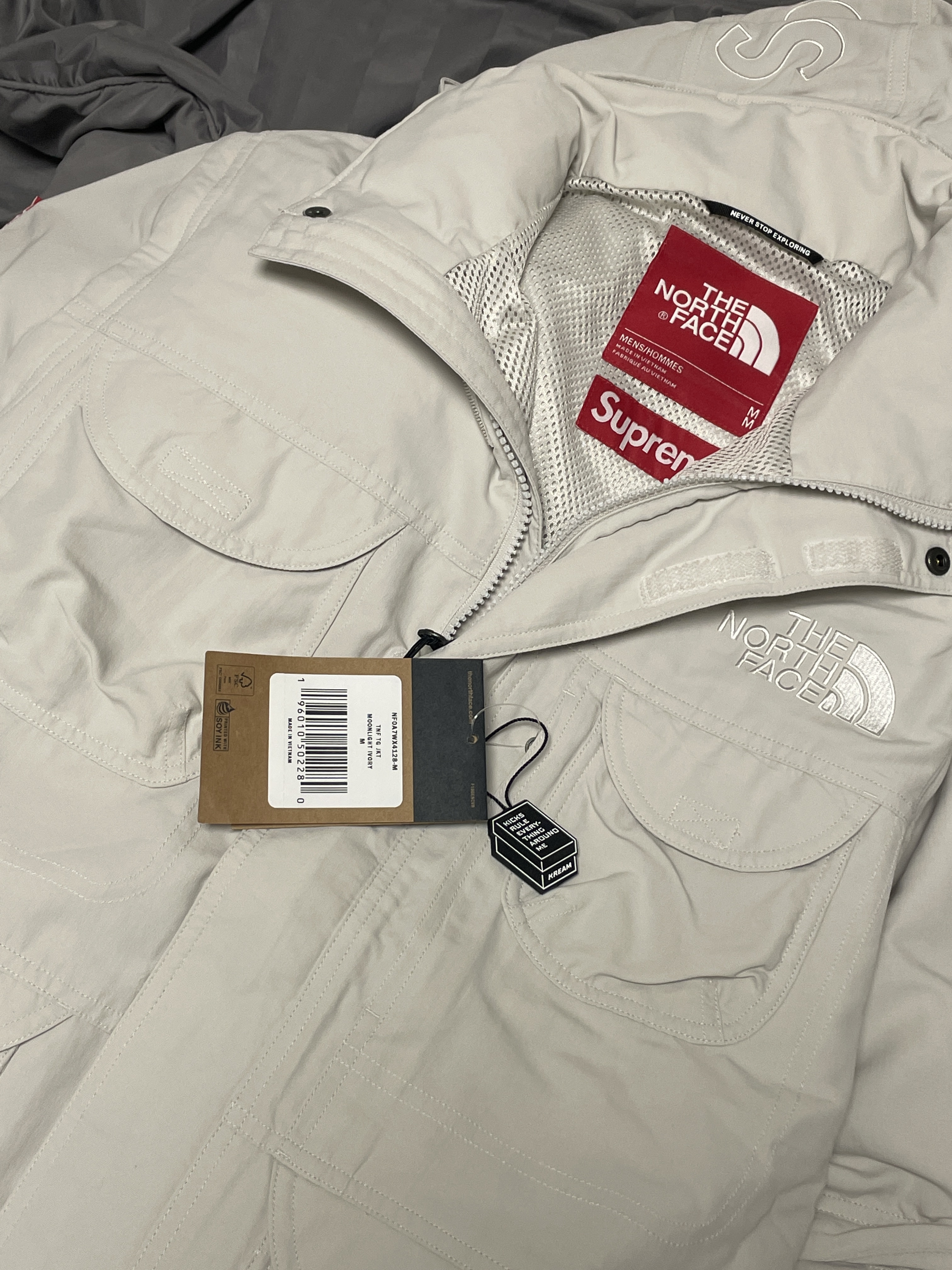Supreme x The North Face Trekking Convertible Jacket Stone - 22SS, Nike Dunk Low Retro Gym Red 착용 스타일 - 2