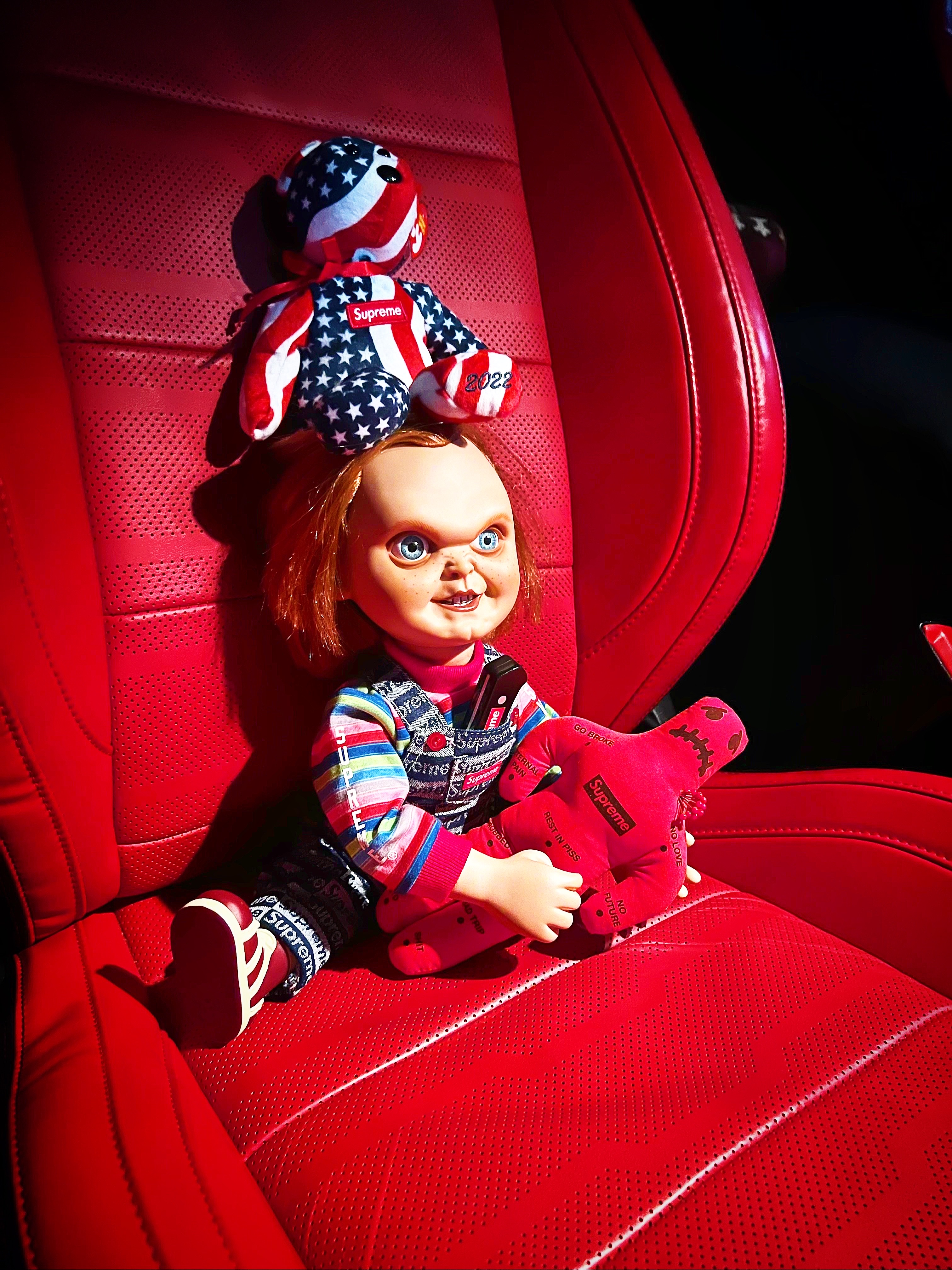 Supreme Ty Beanie Baby Flag - 22FW, Supreme Chucky Doll - 20FW 착용 스타일 - 3
