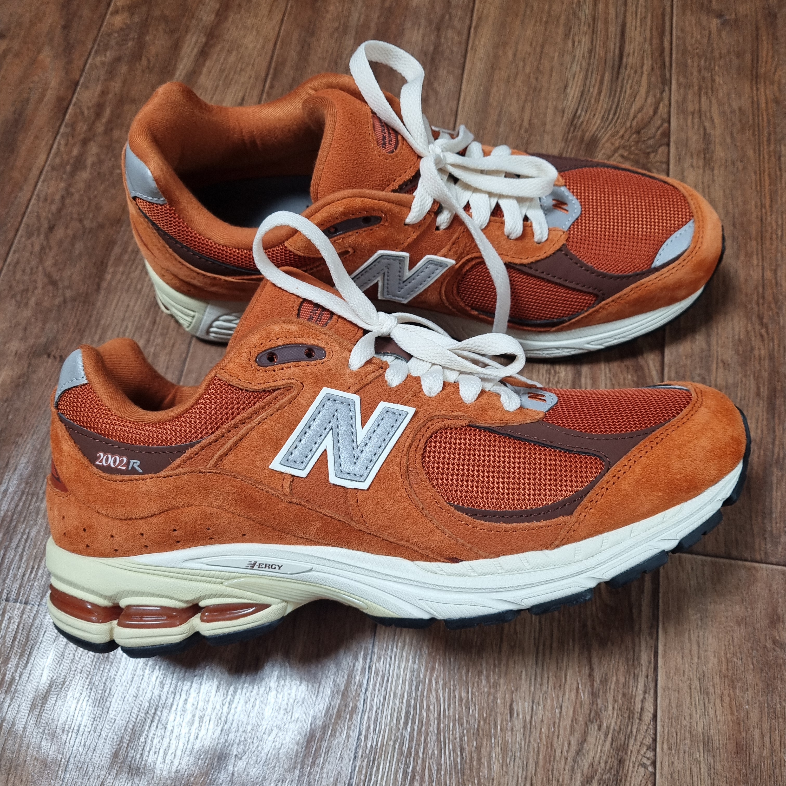 New Balance 2002R Rust Oxide 착용 스타일