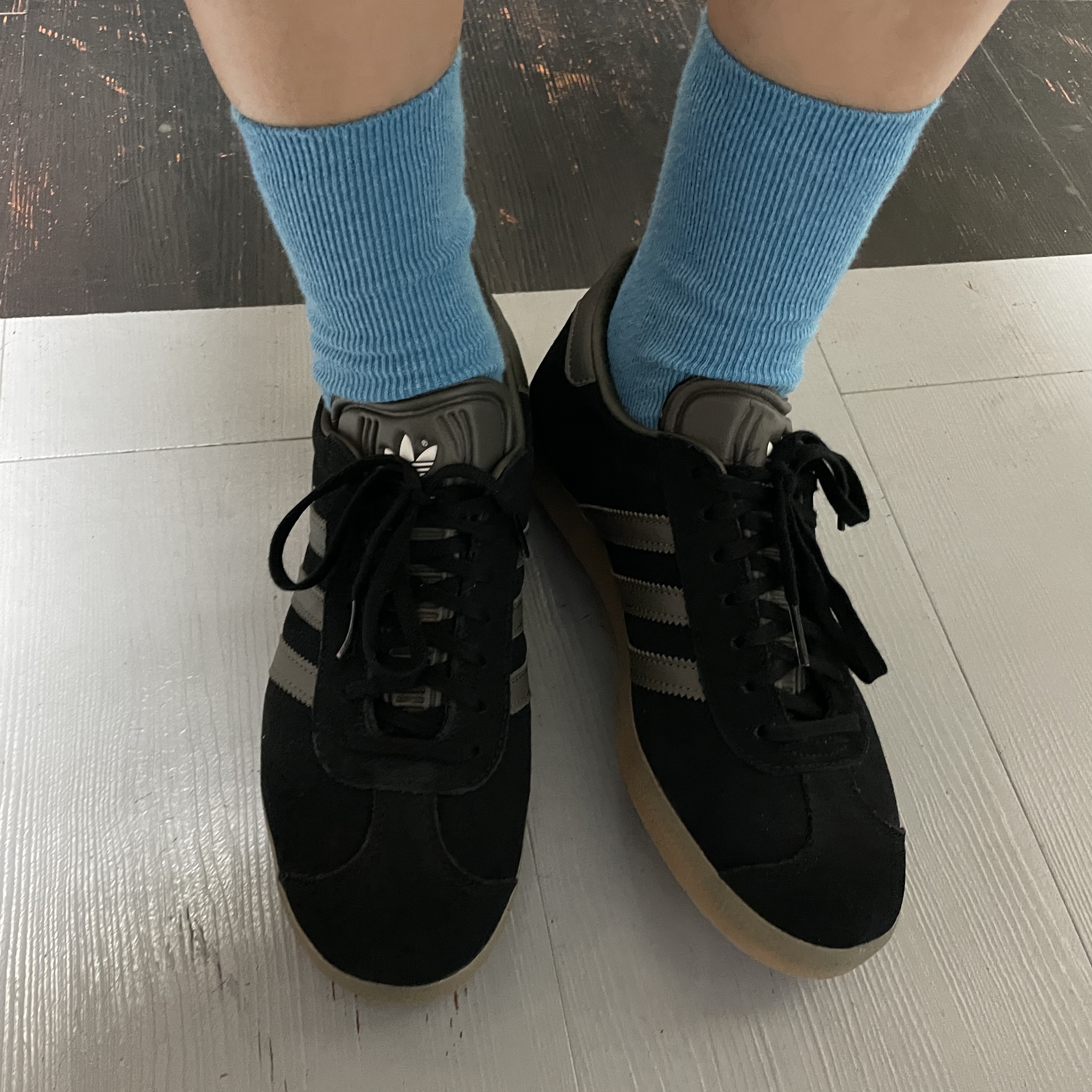 Adidas Gazelle Core Black Pantone 착용 스타일 - 2