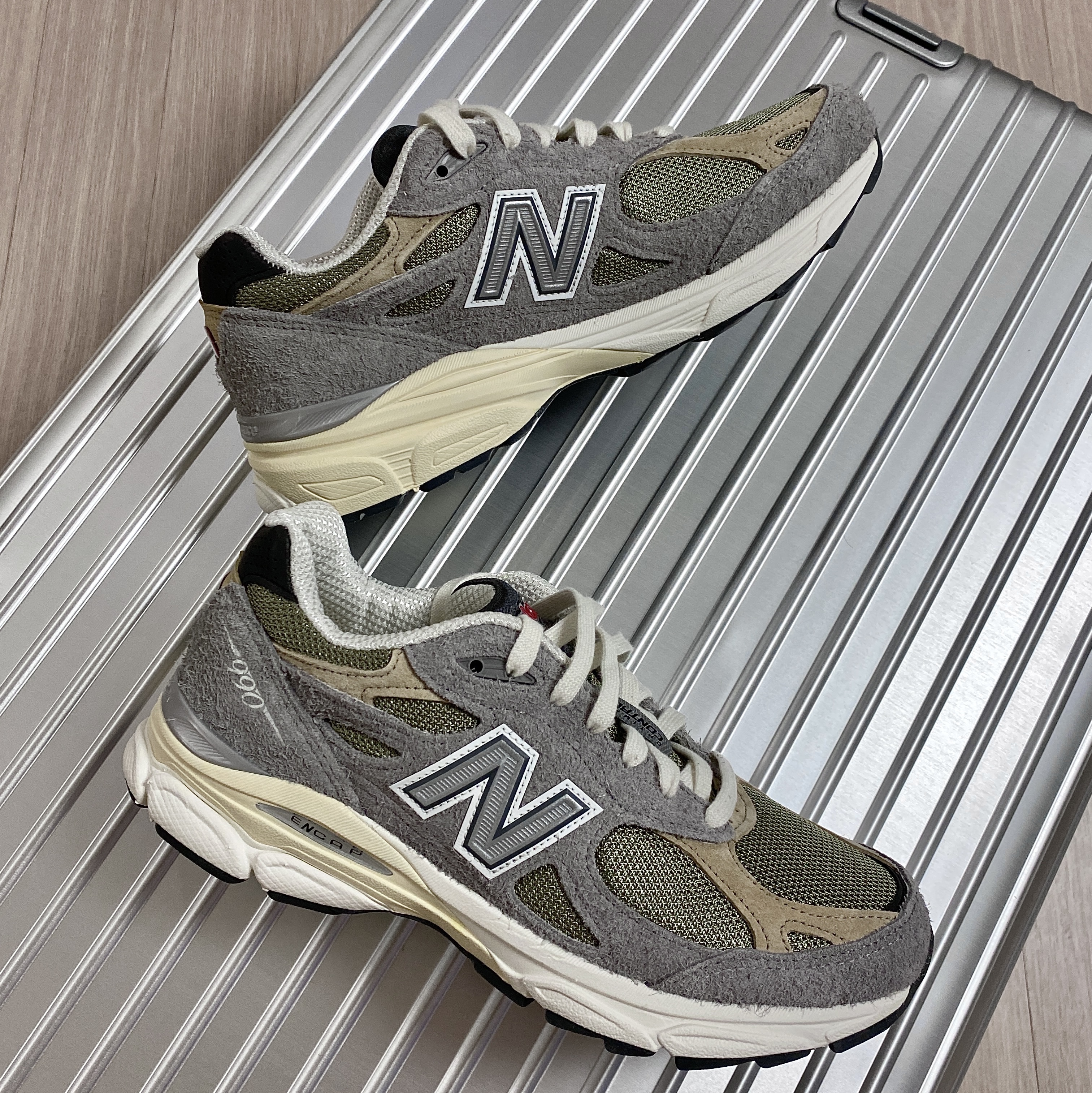 New Balance 990v3 Made in USA Marblehead Incense, Rimowa Original Check-In Large Aluminium Suitcase Silver 착용 스타일