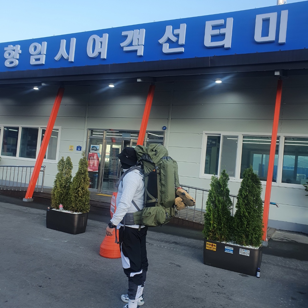 Nike ACG Mountain Fly Low SE White and Black 착용 스타일