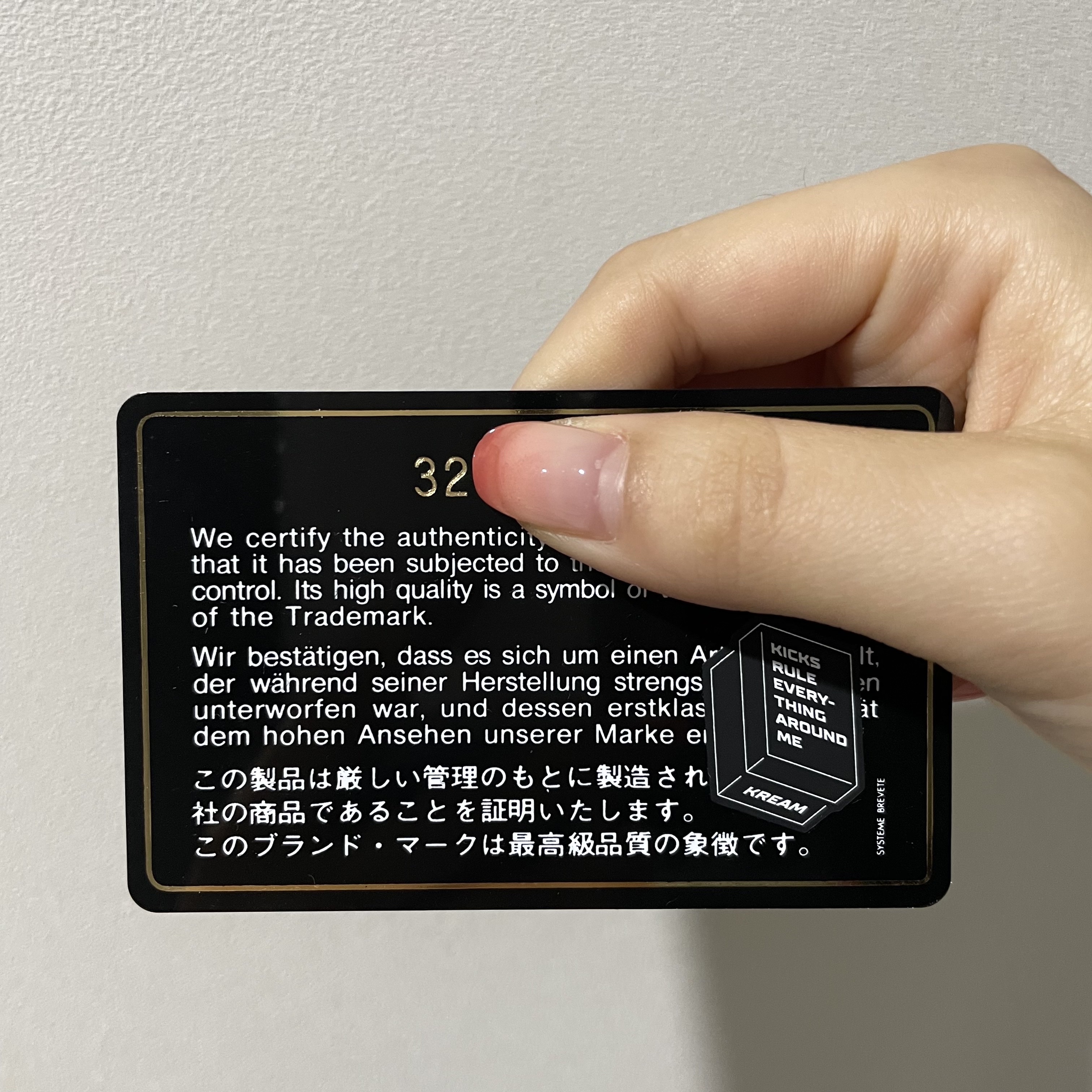 Chanel Classic Card Holder Grained Calfskin & Silver Black 착용 스타일 - 2