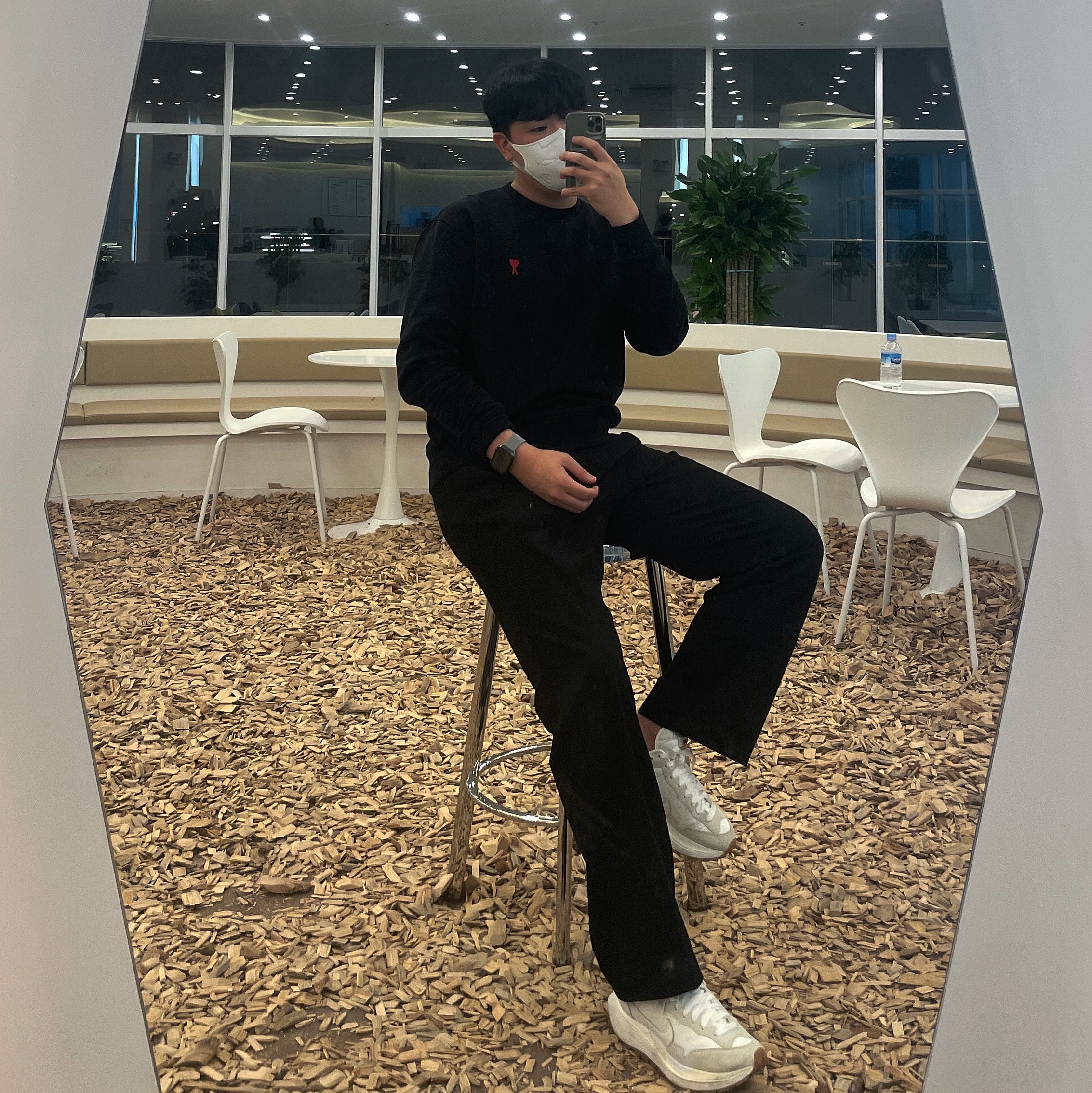 AMI de Coeur Sweatshirt Black, Nike x Sacai VaporWaffle White and Gum 착용 스타일
