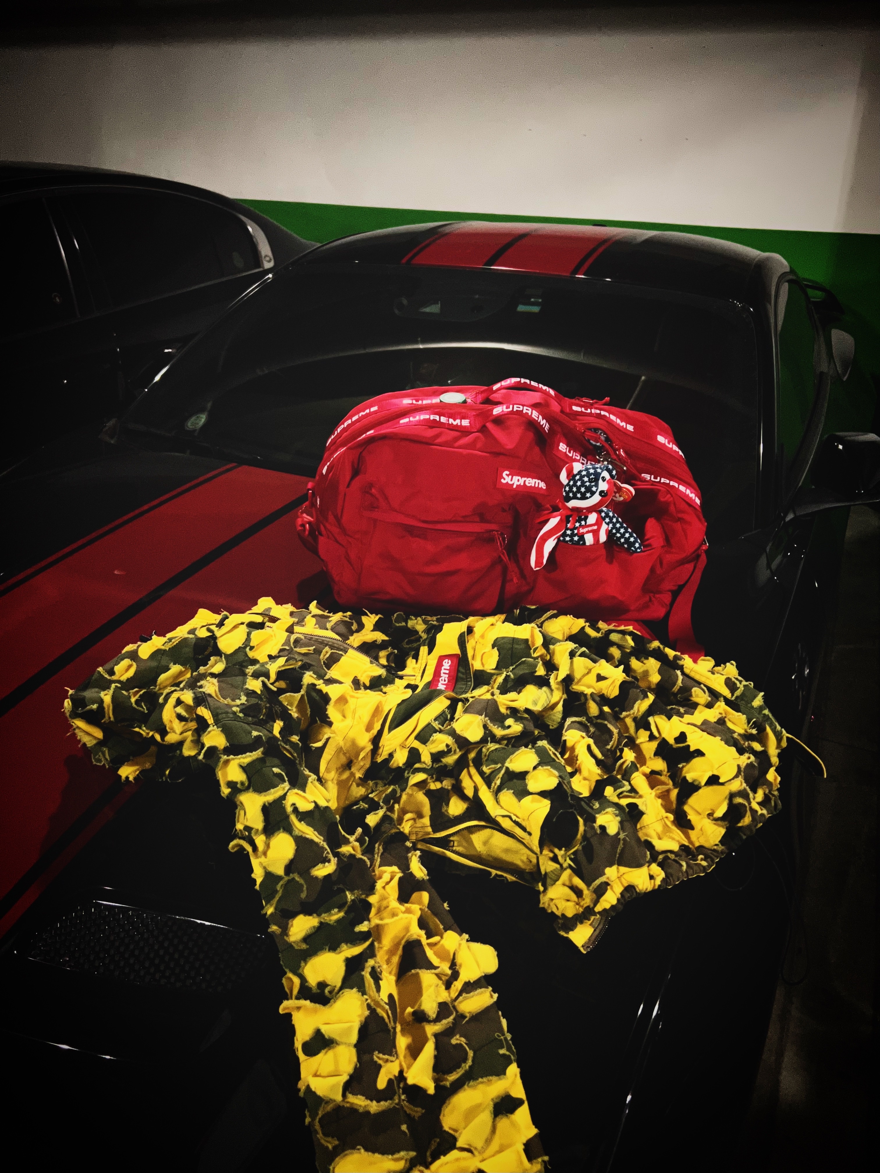 Supreme Duffle Bag Red - 22FW, Supreme Ty Beanie Baby Flag - 22FW 착용 스타일 - 1