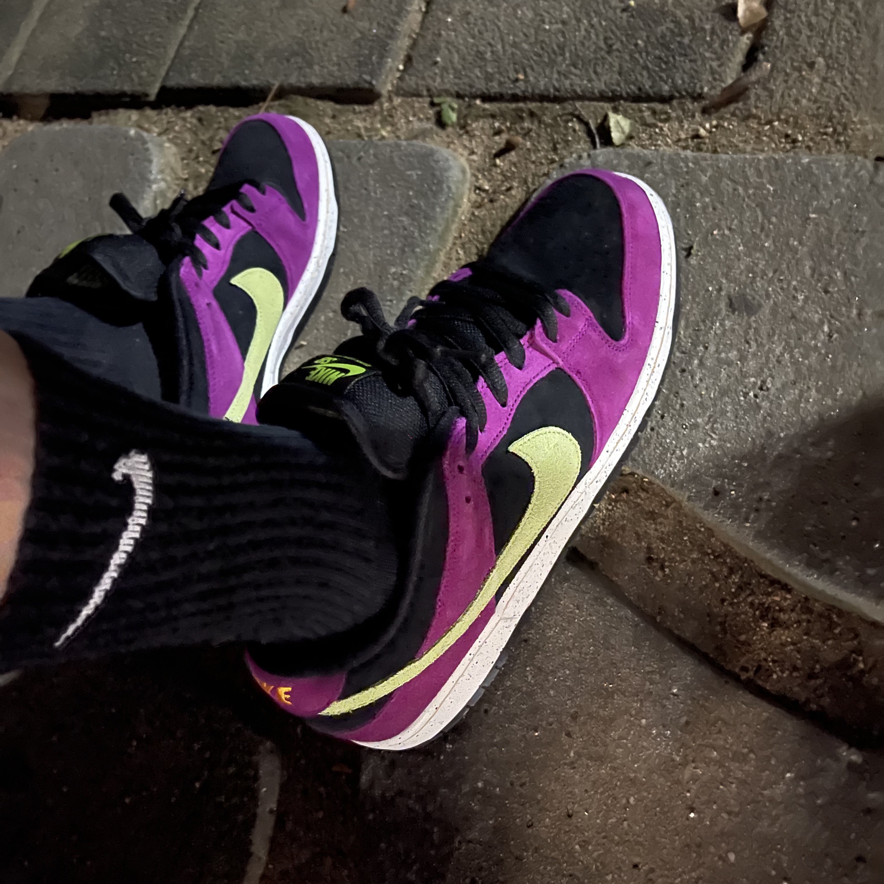 Nike SB Dunk Low Pro Red Plum 착용 스타일 - 3