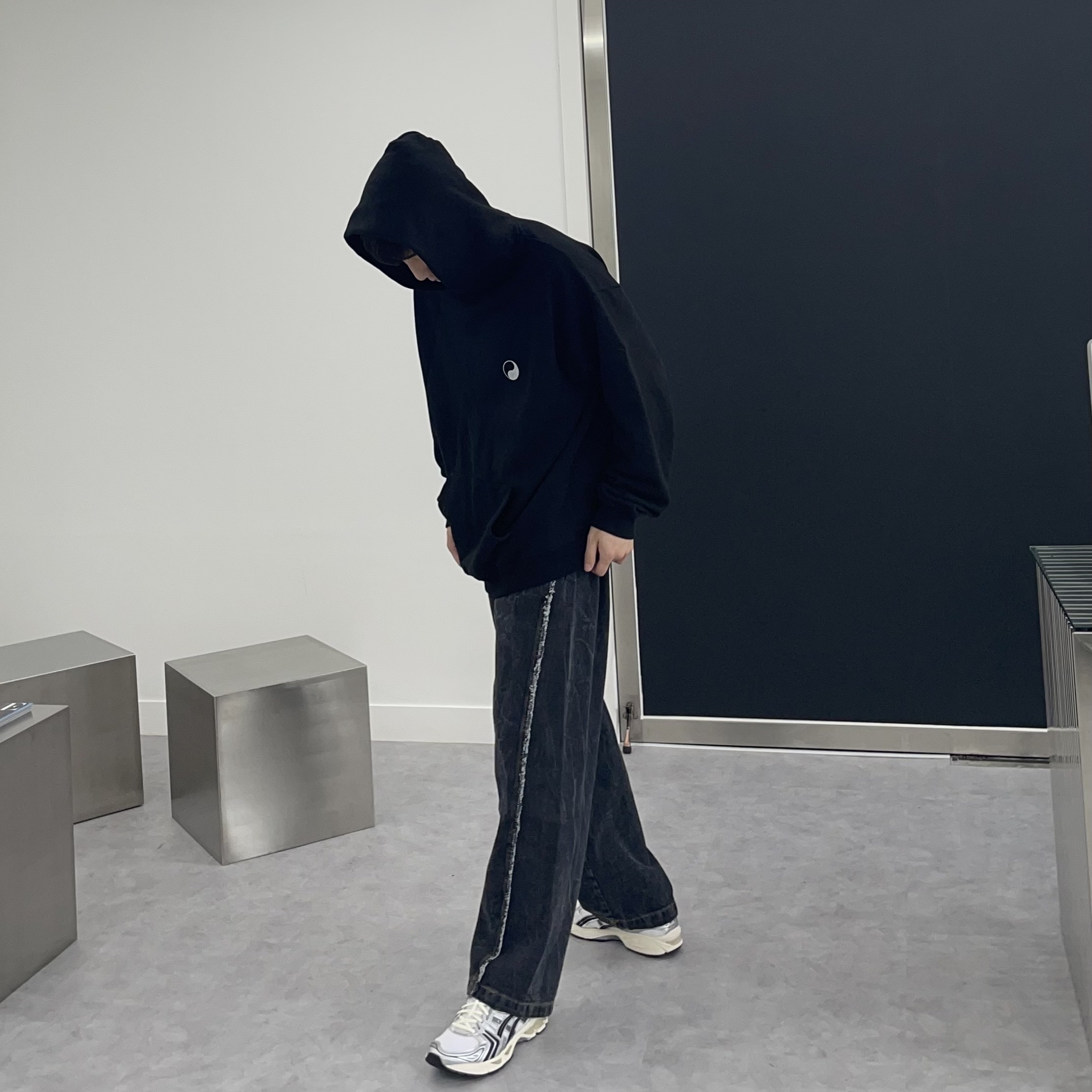 Stussy x Our Legacy Yin Yang Pig. Dyed Hood Black, Asics x JJJJound Gel-Kayano 14 Silver Black 착용 스타일 - 2