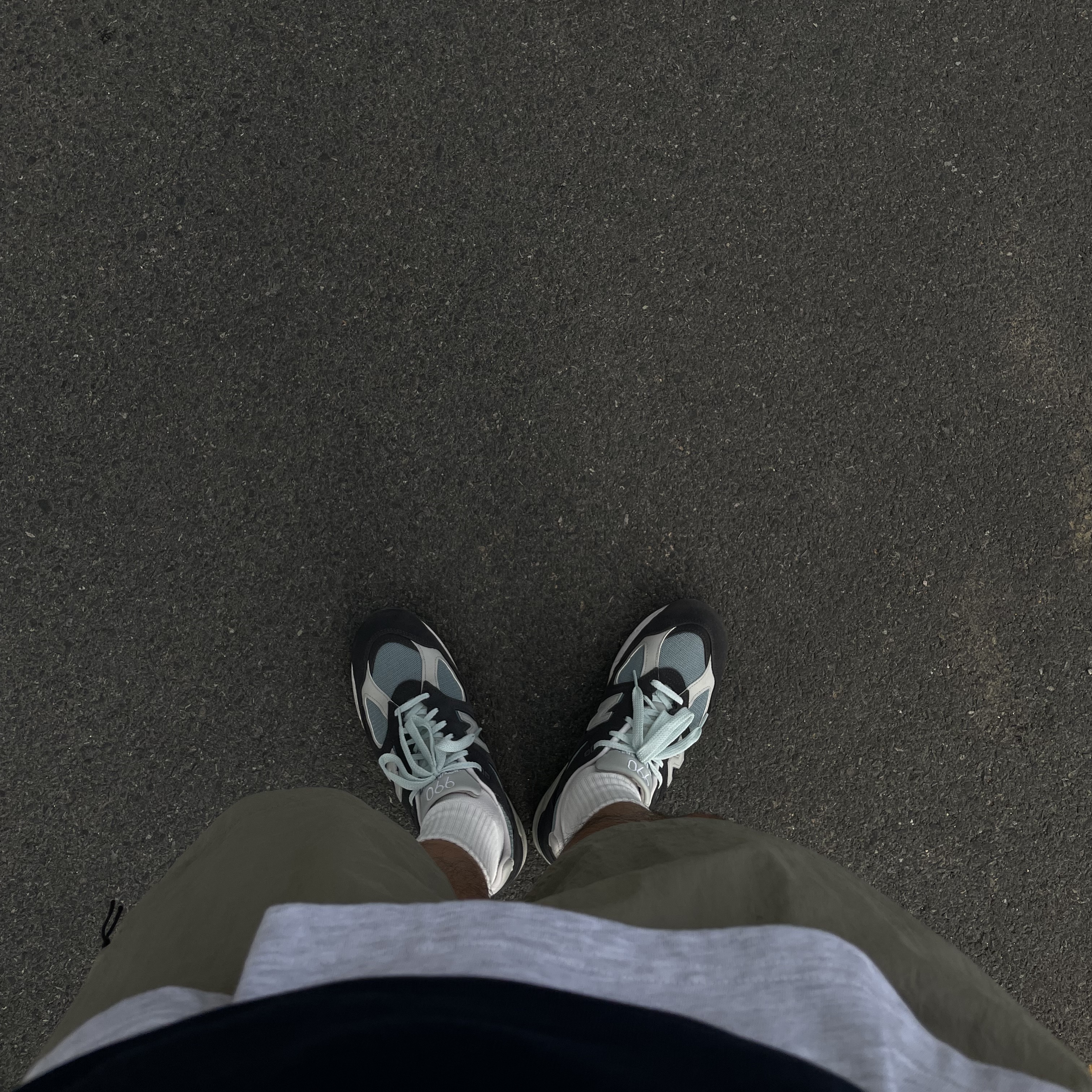 New Balance x Kith 990v2 CL Steel Blue 착용 스타일