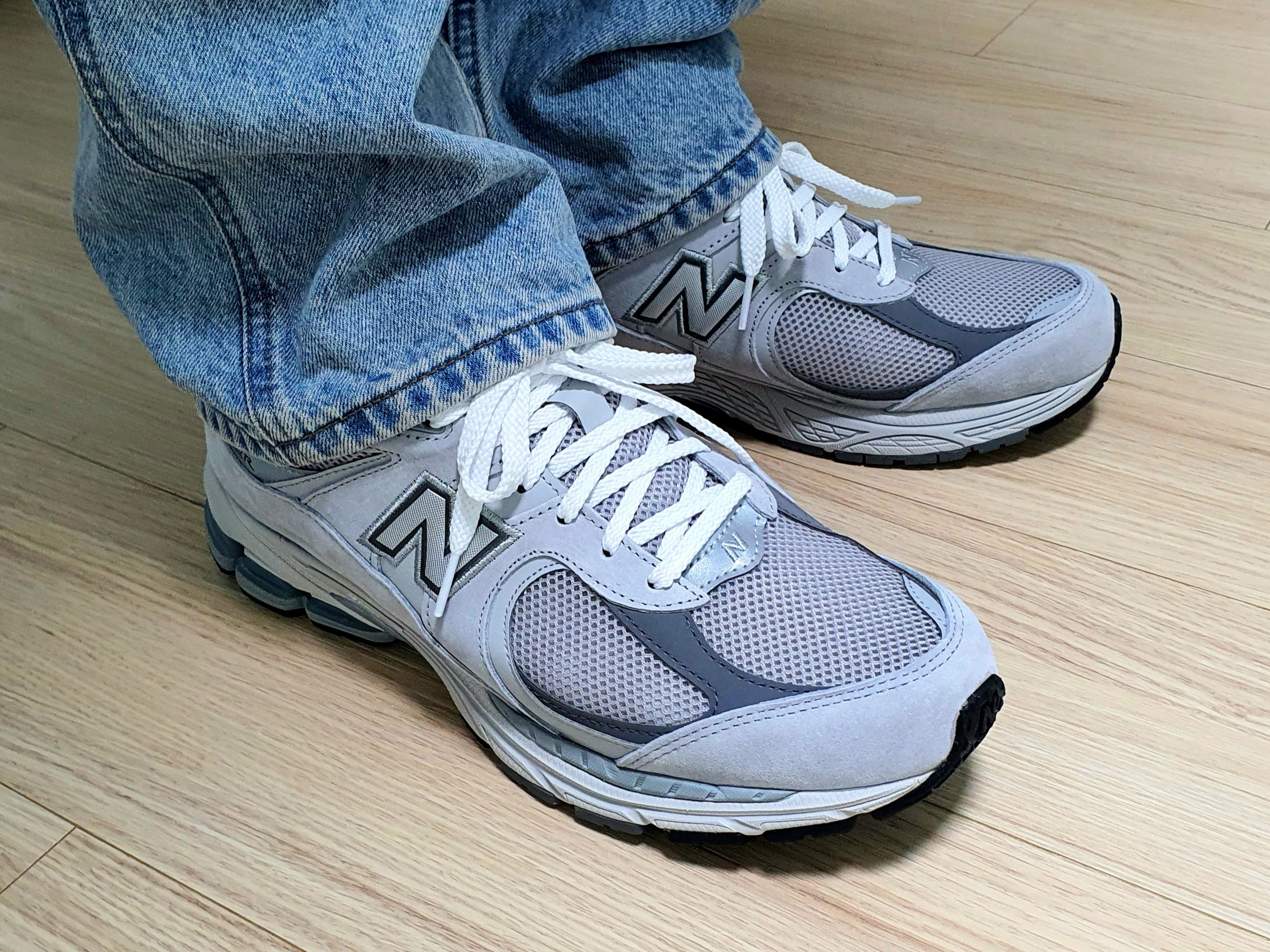 New Balance 2002R T2 Gray 착용 스타일 - 1