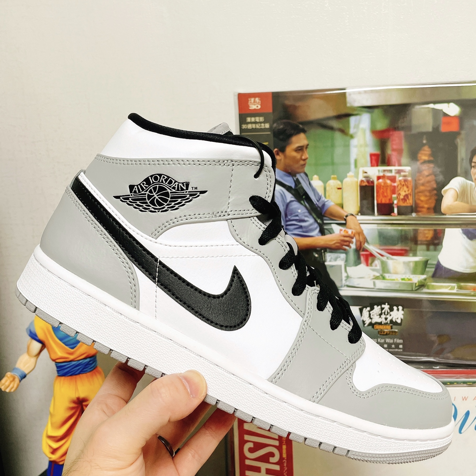 Jordan 1 Mid Light Smoke Grey 착용 스타일