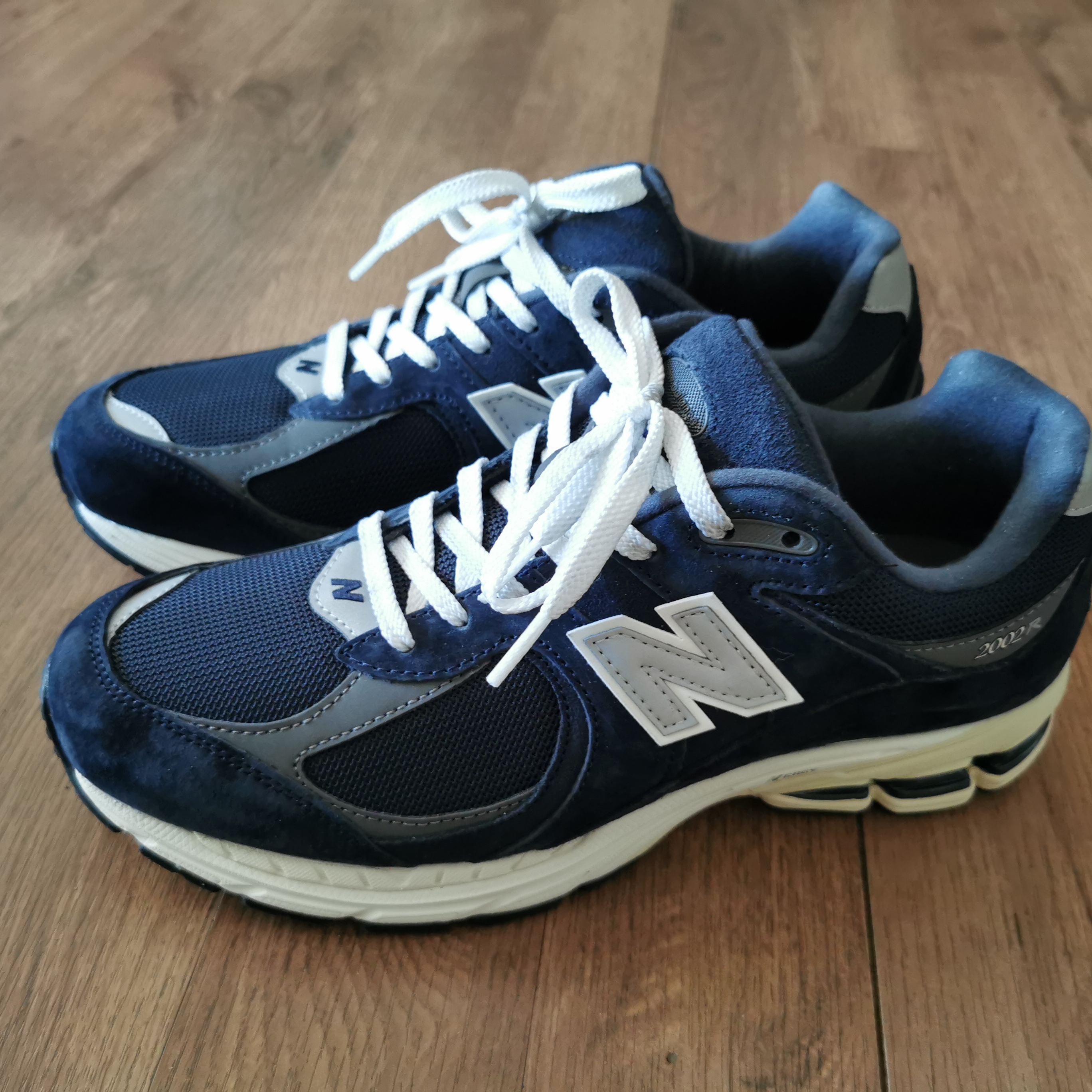 New Balance 2002R Eclipse Castlerock 착용 스타일 - 1