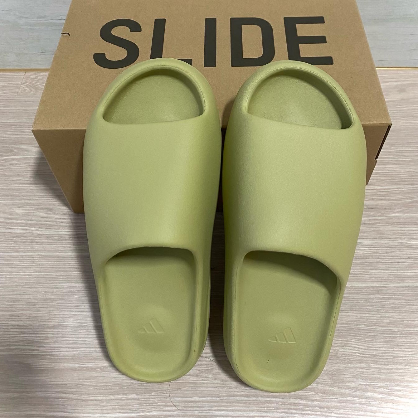 Adidas Yeezy Slide Resin 2022 착용 스타일