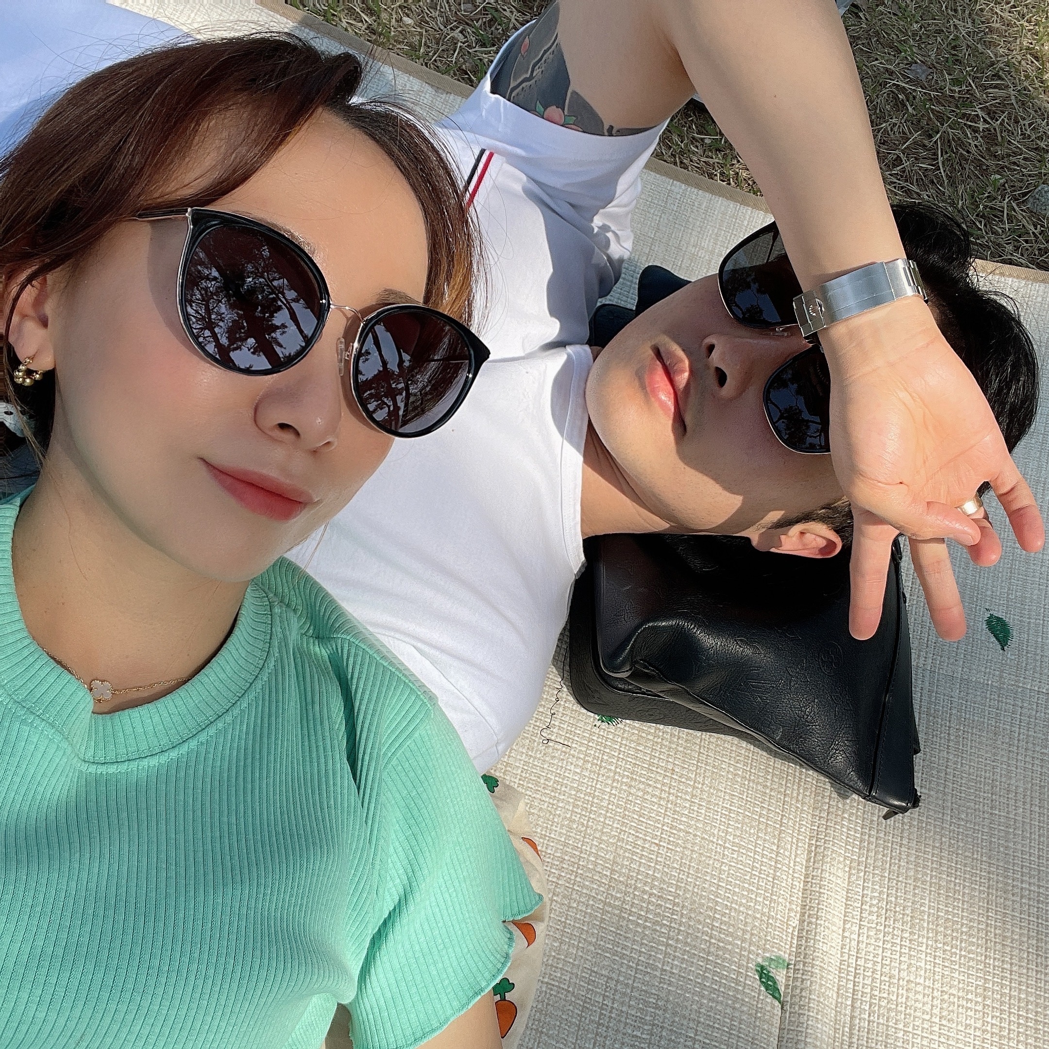 Thom Browne Medium Weight Jersey Tipped Pocket Crewneck T-Shirt White, Louis Vuitton Pochette Monogram Shadow Black 착용 스타일