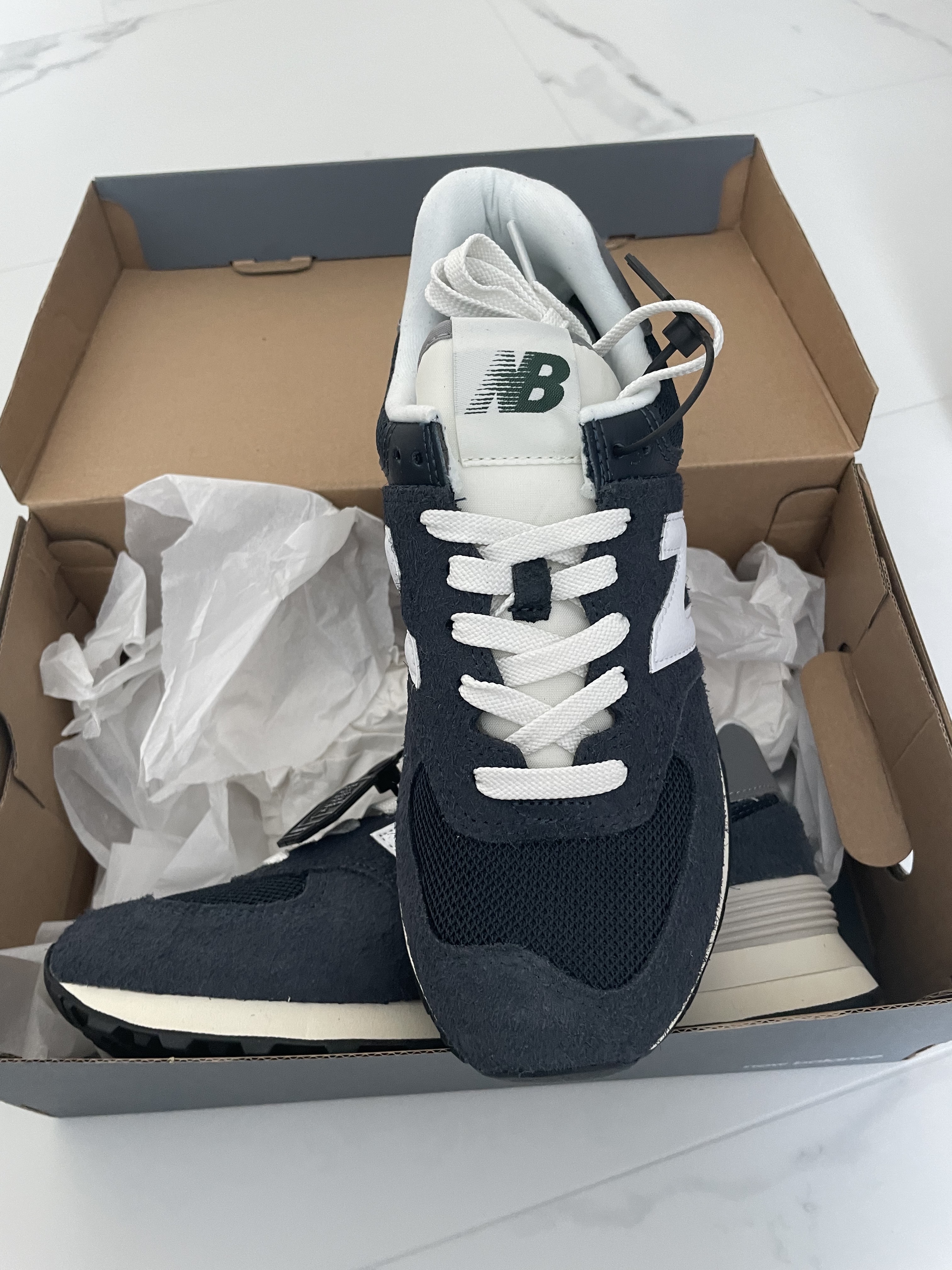New Balance 574 Heritage Navy 착용 스타일 - 3