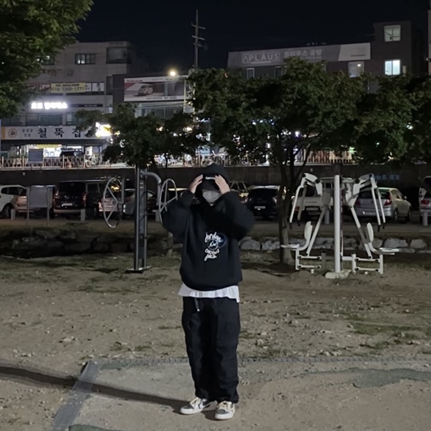 Jordan 1 x Travis Scott Retro Low OG SP Sail and Ridgerock, Jordan x Travis Scott x Fragment Hoodie Black (DJ0615-010) 착용 스타일 - 2