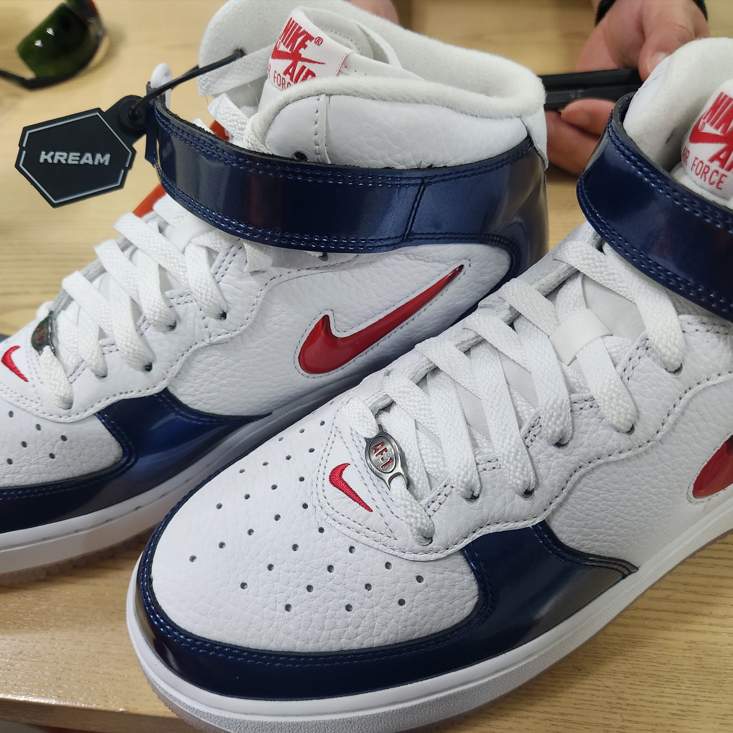 Nike Air Force 1 Mid QS University Red and Midnight Navy 착용 스타일