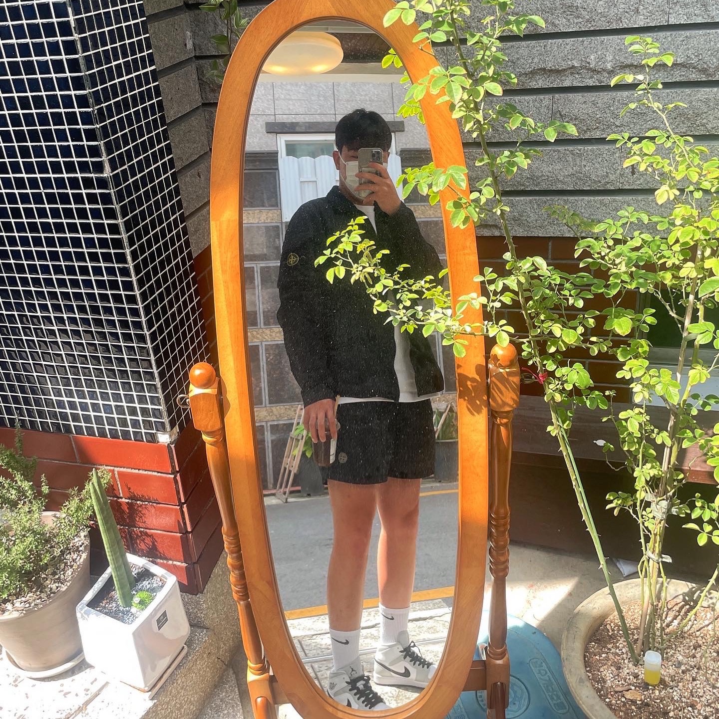 (W) Jordan 1 Mid Grey Fog, Stone Island 10502 Naslan Light Garment Dyed Overshirt Black - 22SS 착용 스타일