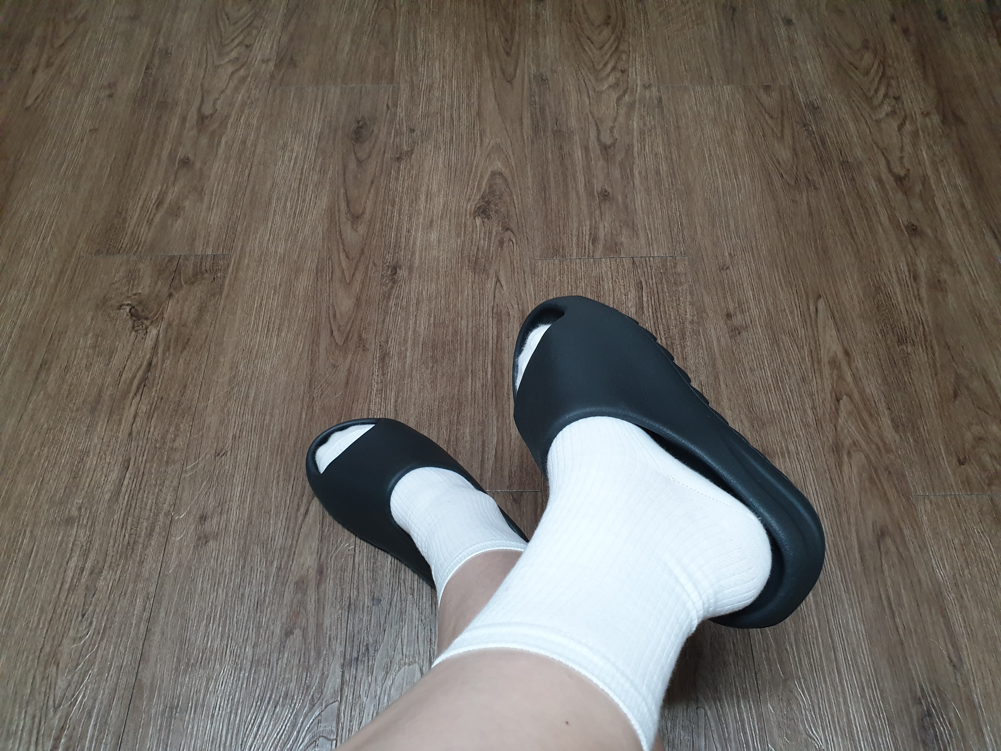 Adidas Yeezy Slide Onyx 착용 스타일 - 2