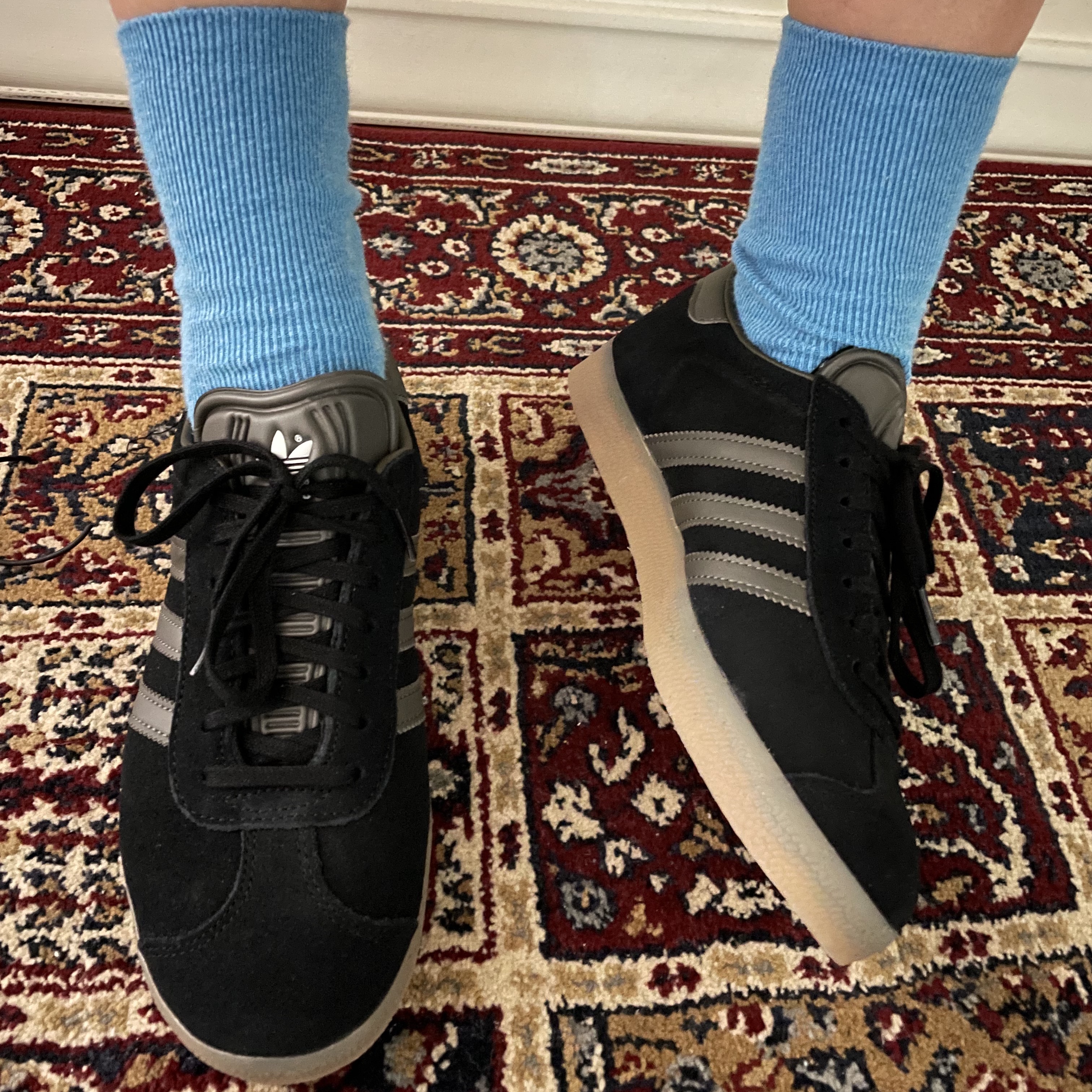 Adidas Gazelle Core Black Pantone 착용 스타일 - 3