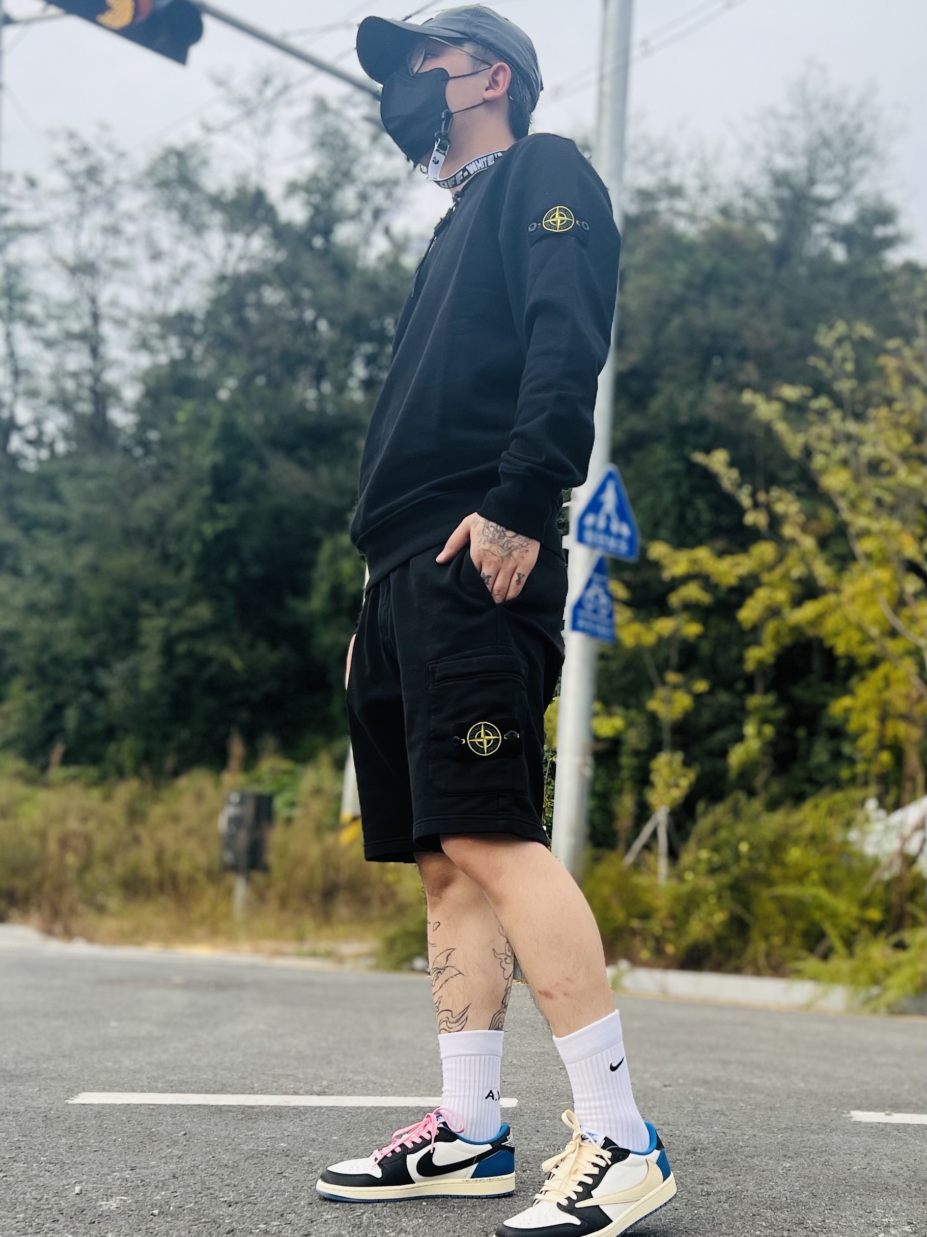 Stone Island 63051 Crewneck Sweatshirt Black - 22SS, Stone Island 64651 Fleece Bermuda Shorts Black - 22SS 착용 스타일 - 2
