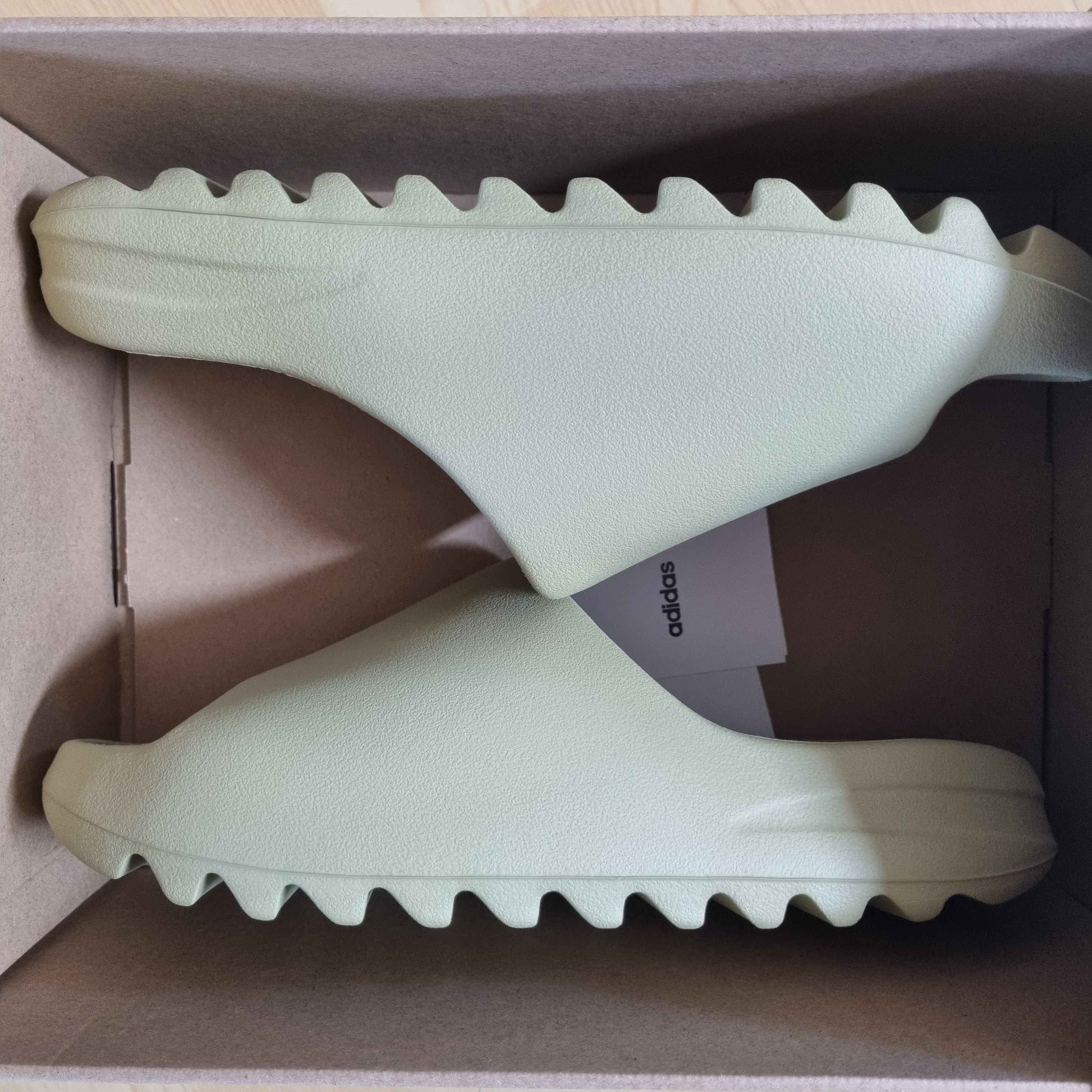 Adidas Yeezy Slide Resin 2022 착용 스타일