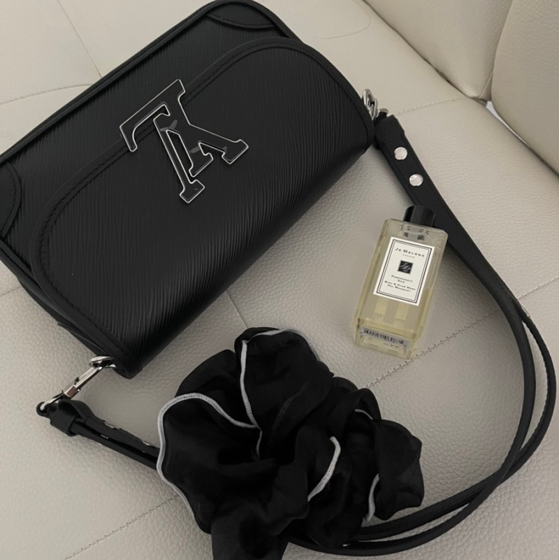Louis Vuitton Buci Epi Black 착용 스타일 - 2
