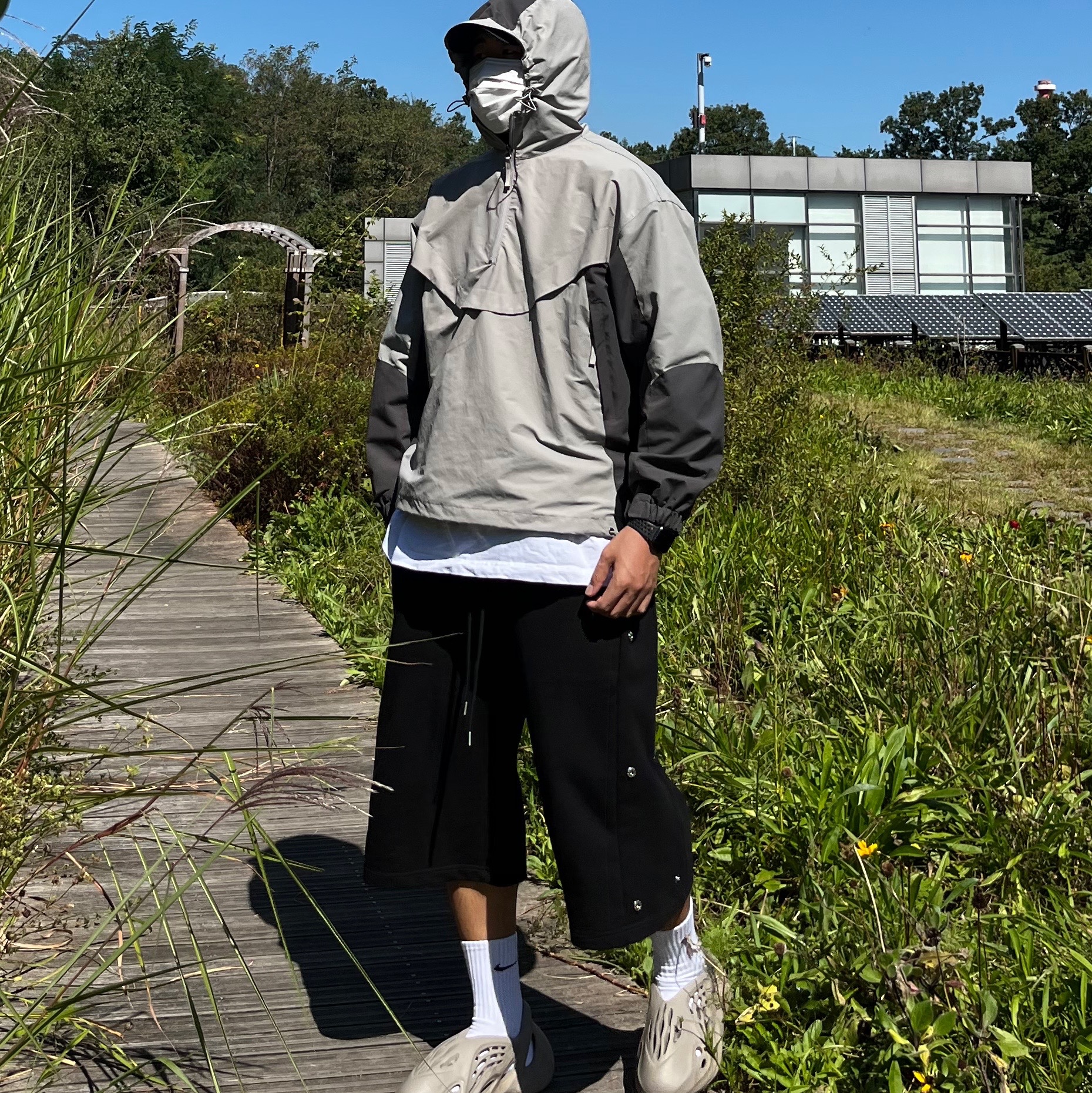 Adidas Yeezy Foam RNNR Stone Sage 착용 스타일 - 1