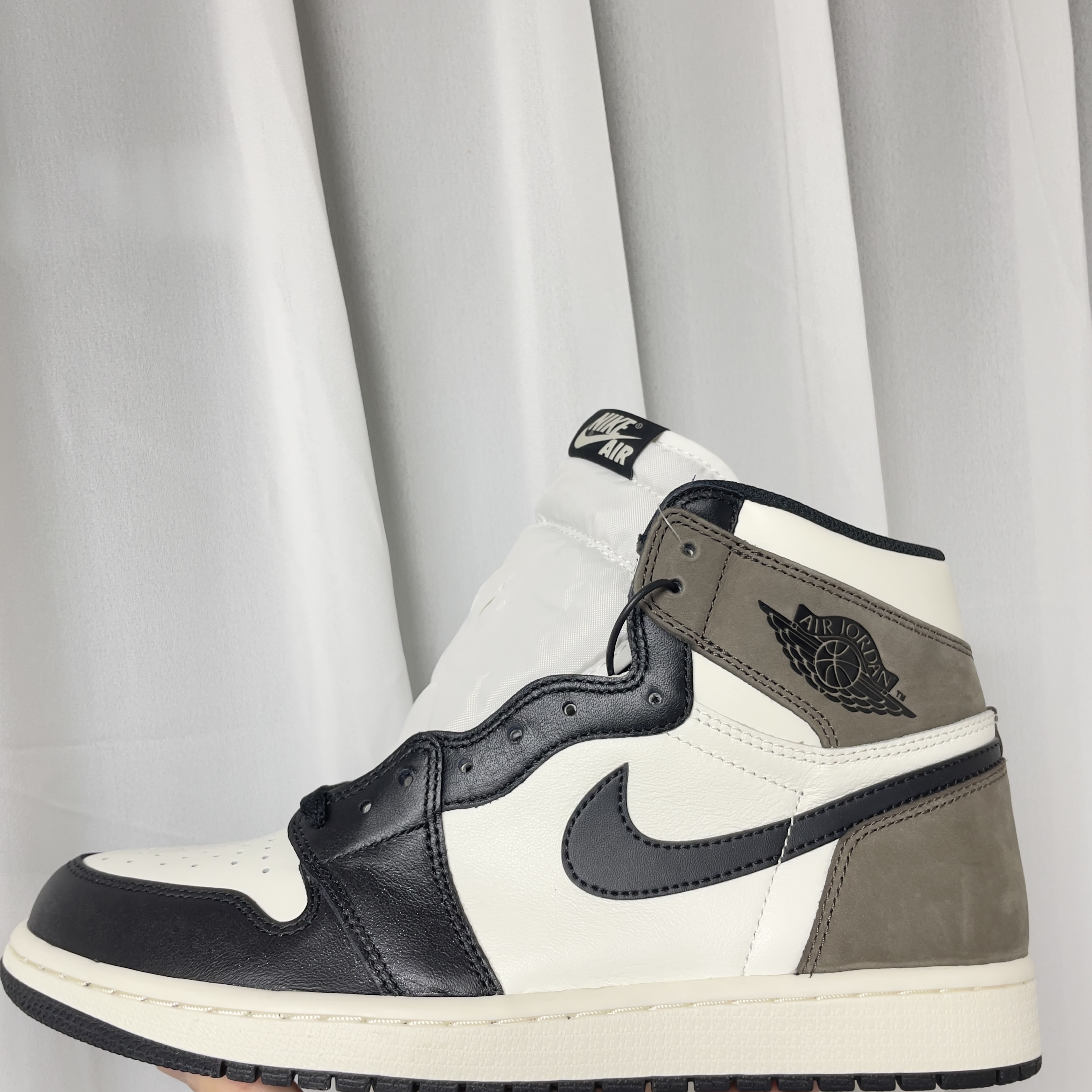 Jordan 1 Retro High OG Black Mocha 착용 스타일