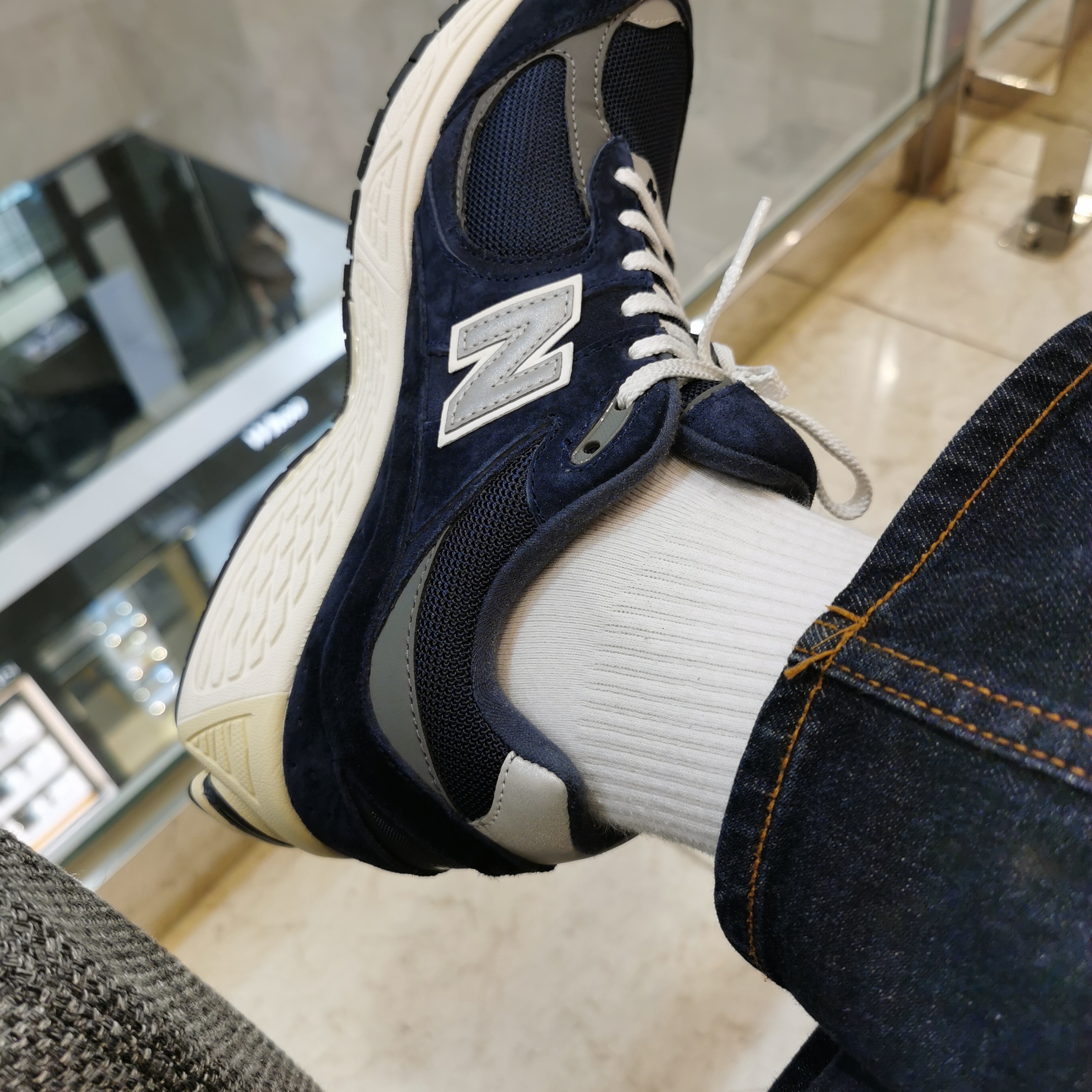 New Balance 2002R Eclipse Castlerock 착용 스타일 - 2