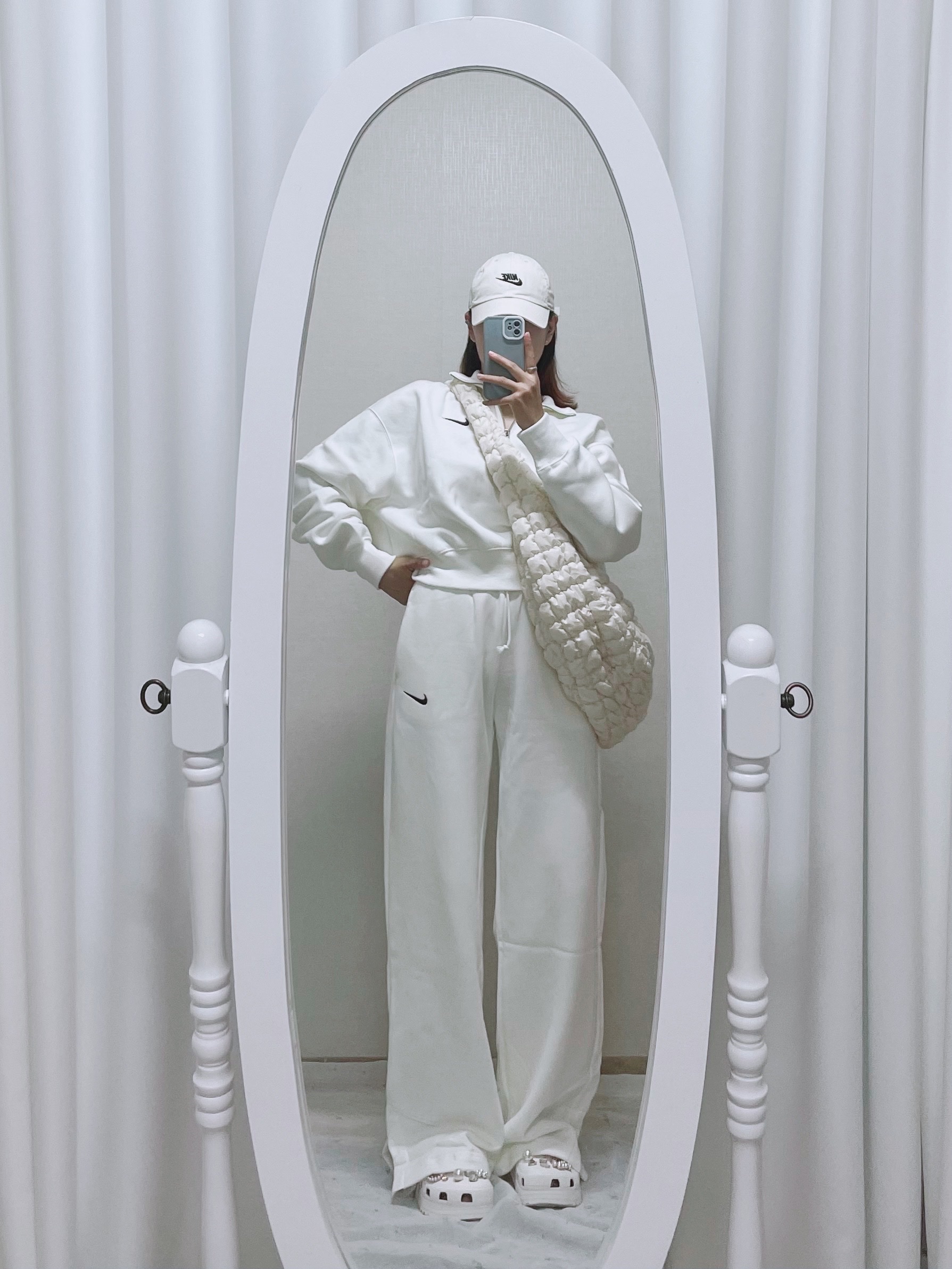 COS Quilted Oversized Shoulder Bag Off White Light Beige, Nike Heritage 86 Futura Washed Cap Light Bone 착용 스타일 - 1