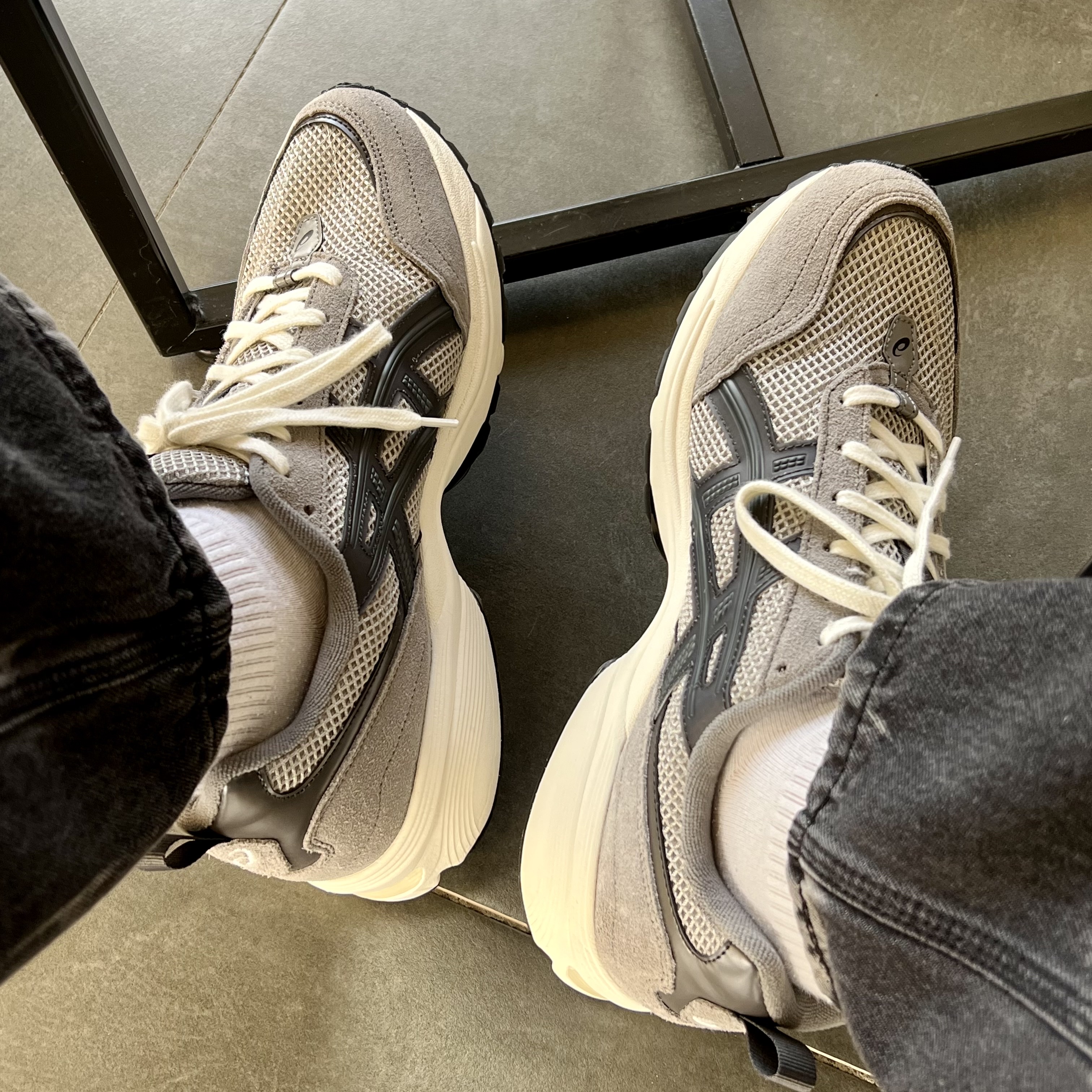 Asics Gel-1090 V2 Oyster Grey 착용 스타일 - 1