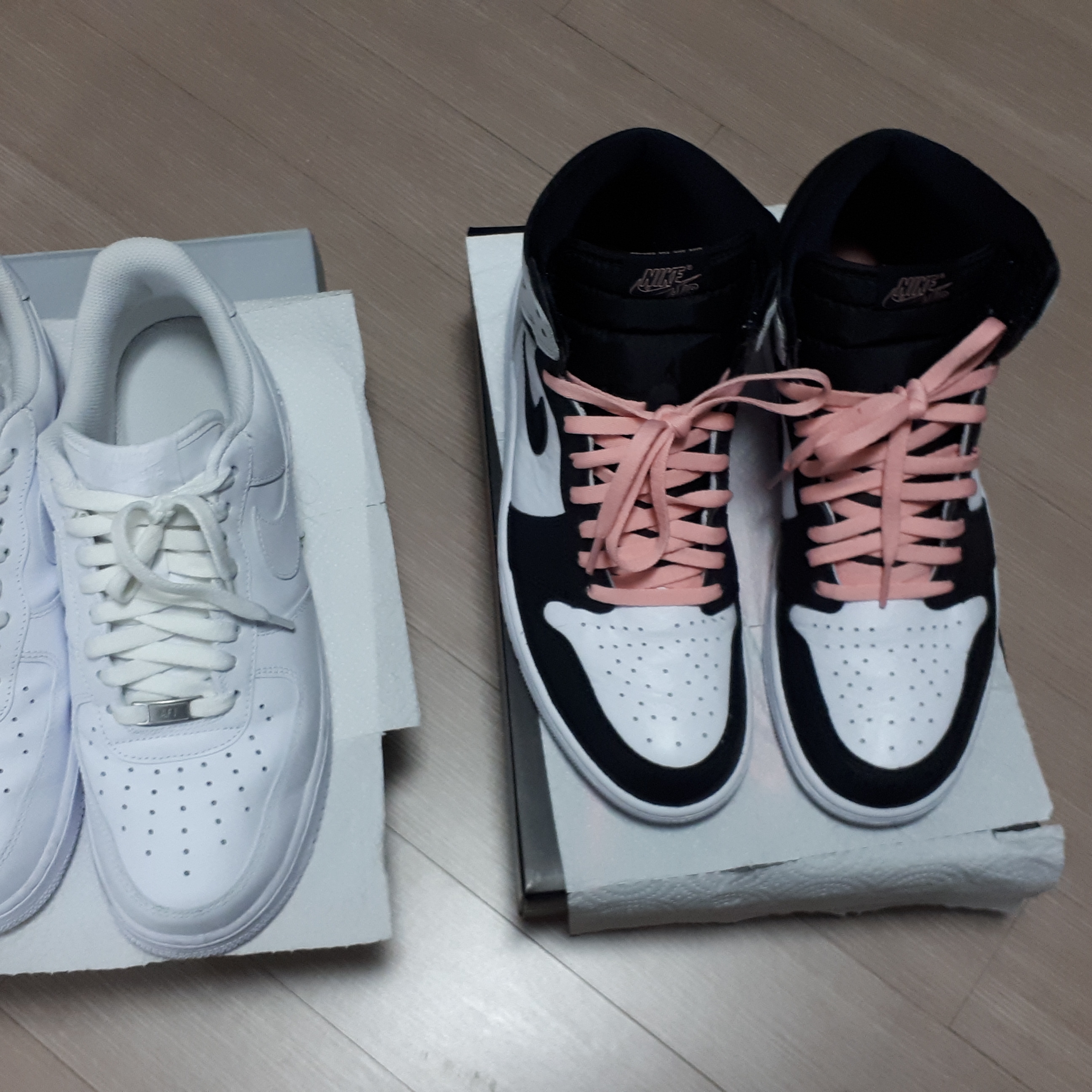 Jordan 1 Retro High OG Bleached Coral, Nike Air Force 1 '07 Low White 착용 스타일