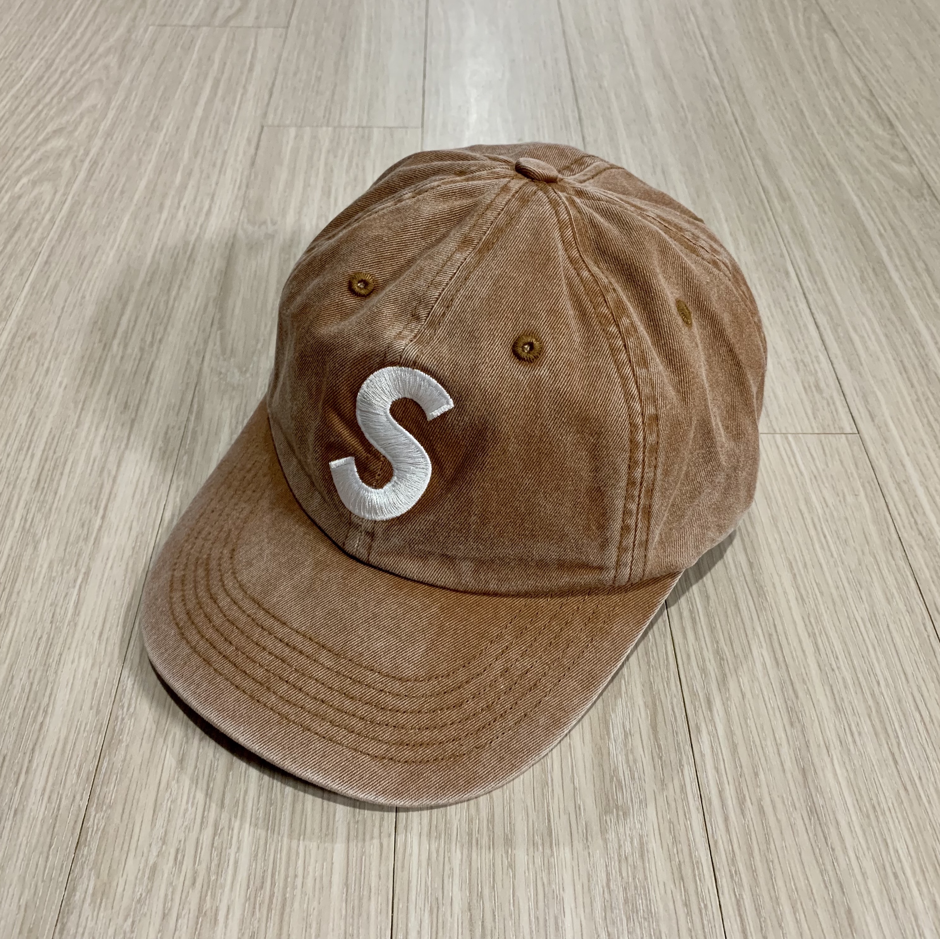 Supreme Pigment Print S Logo 6-Panel Tan - 22FW 착용 스타일 - 1
