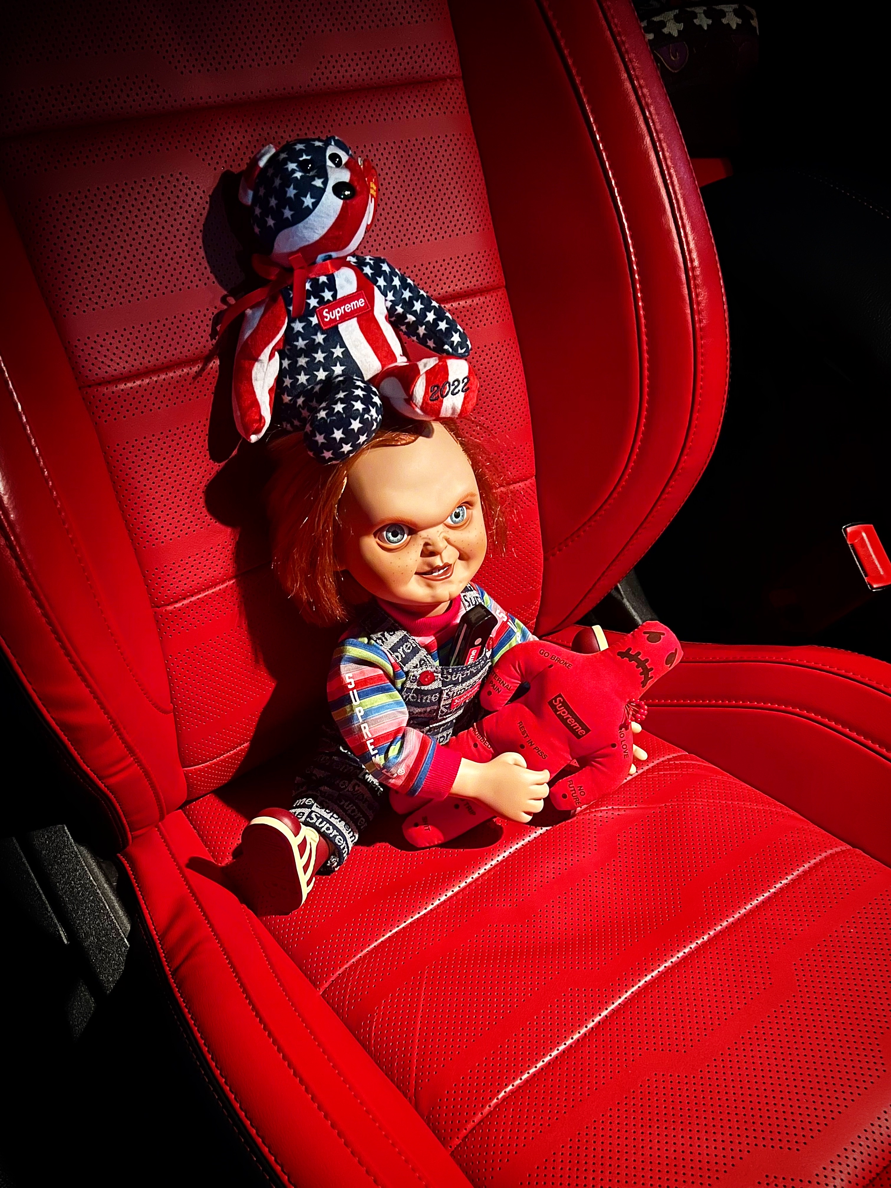 Supreme Ty Beanie Baby Flag - 22FW, Supreme Chucky Doll - 20FW 착용 스타일 - 1