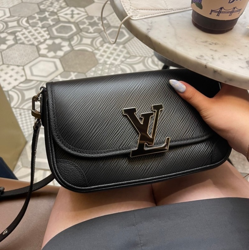 Louis Vuitton Buci Epi Black 착용 스타일 - 1