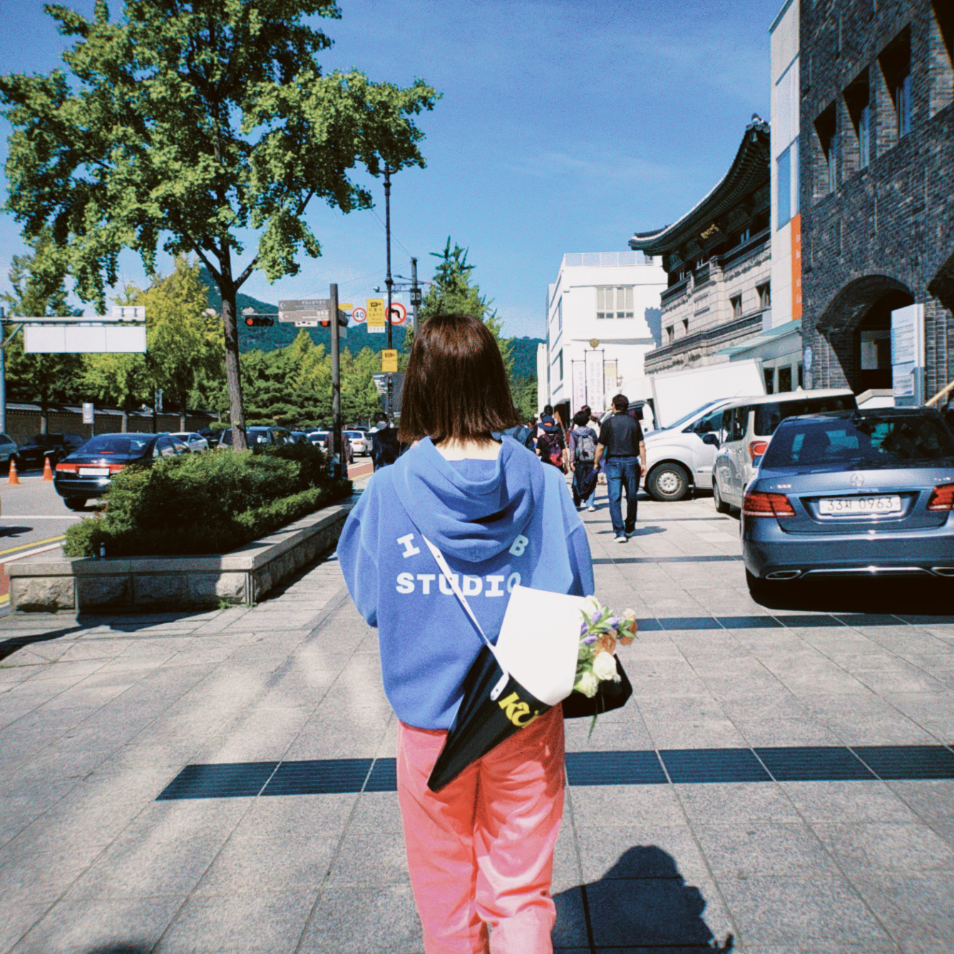 IAB Studio Pigment Hoodie Royal Blue - 22FW 착용 스타일 - 1