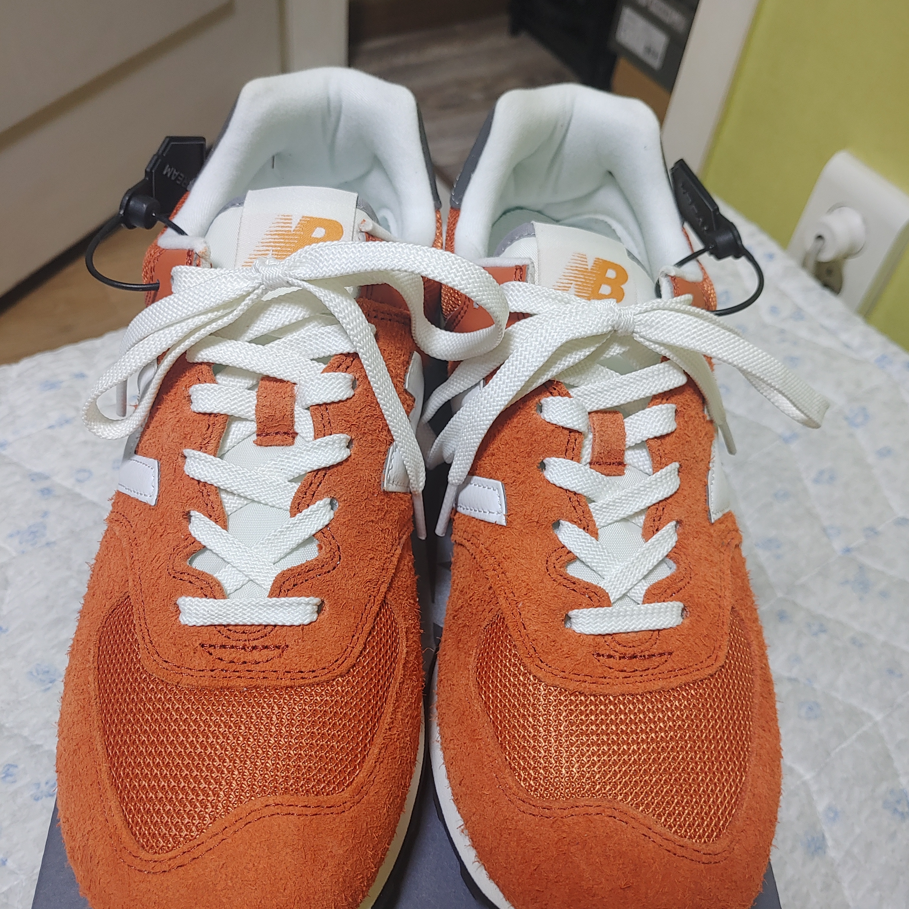 New Balance 574 Heritage Orange Burst White 착용 스타일