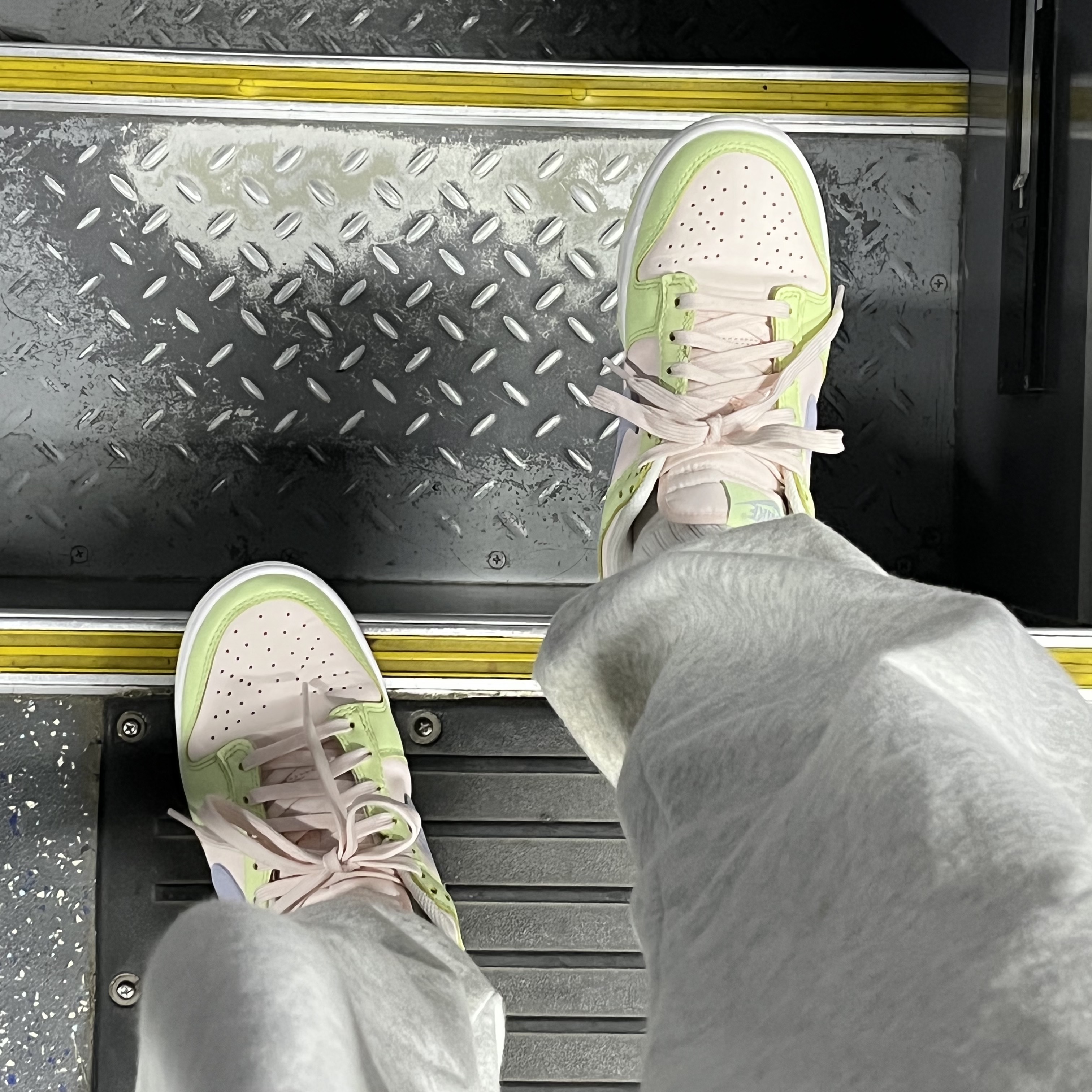 (W) Nike Dunk Low Light Soft Pink 착용 스타일 - 3