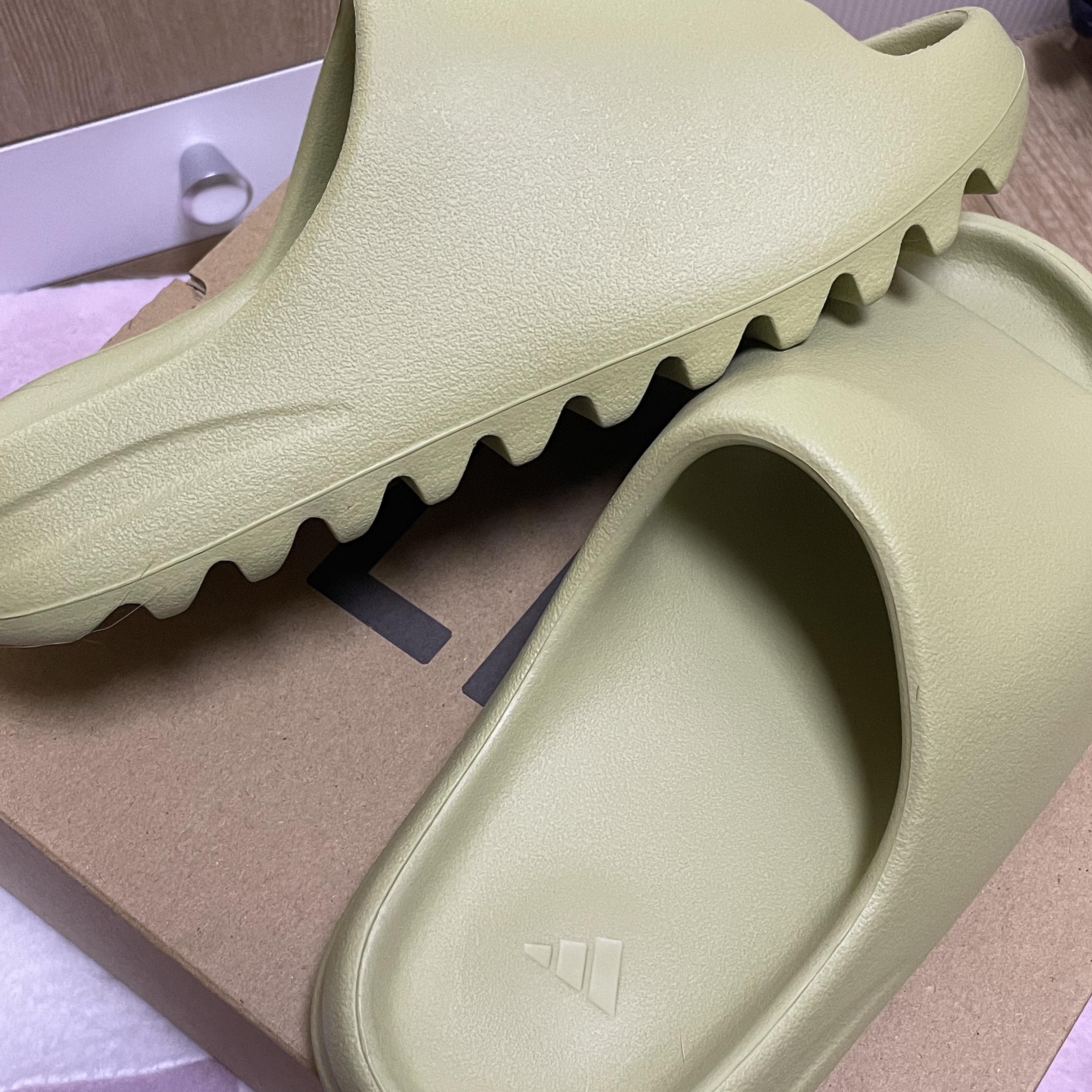 Adidas Yeezy Slide Resin 2022 착용 스타일 - 1